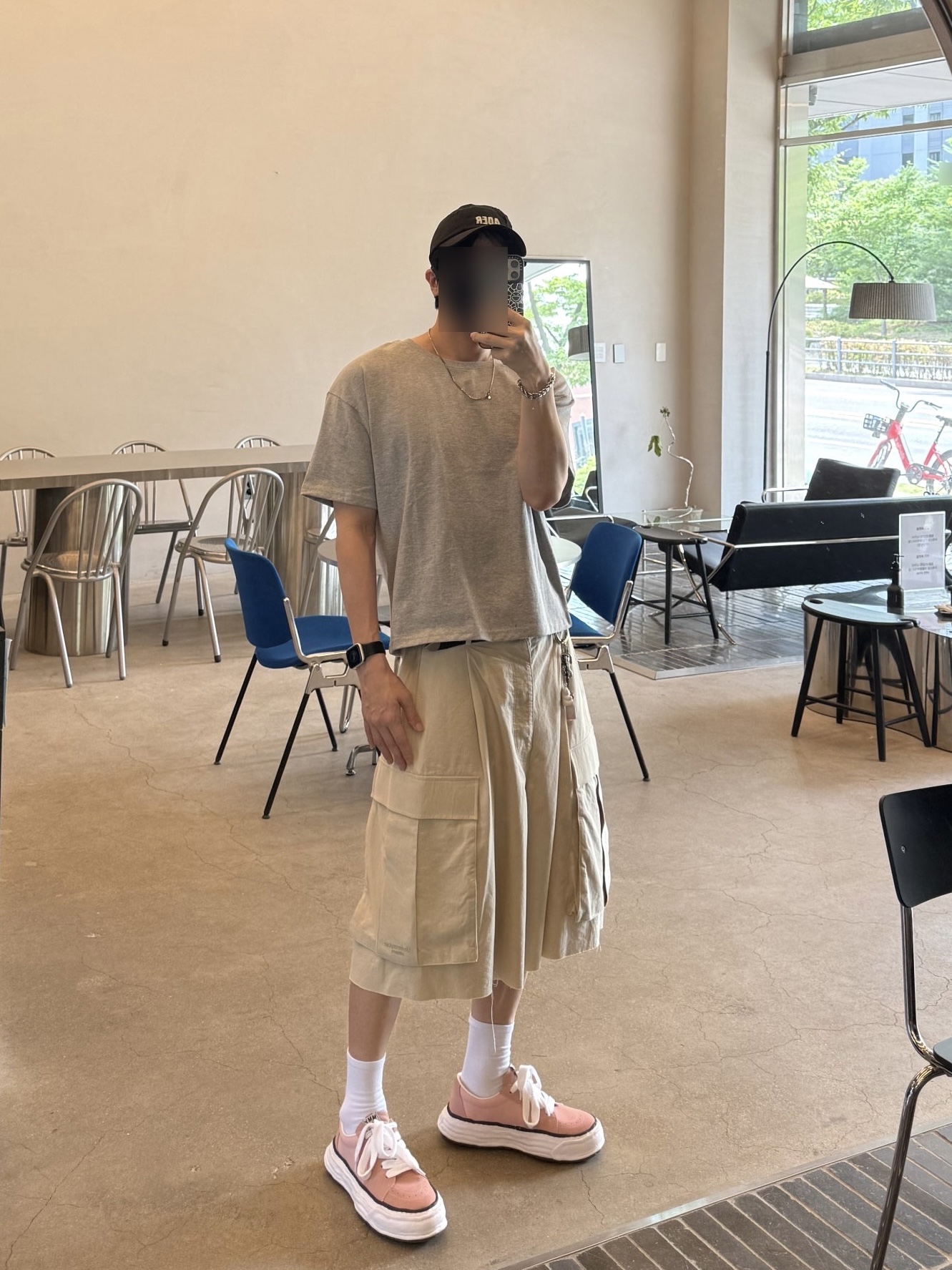 Undermycar Mu.48 Anti Fxxking Logo Play Big Cargo Rip Shorts Beige, Mihara Yasuhiro Eric OG Sole Mix Material Low-Top Sneaker Pink 착용 스타일 - 1