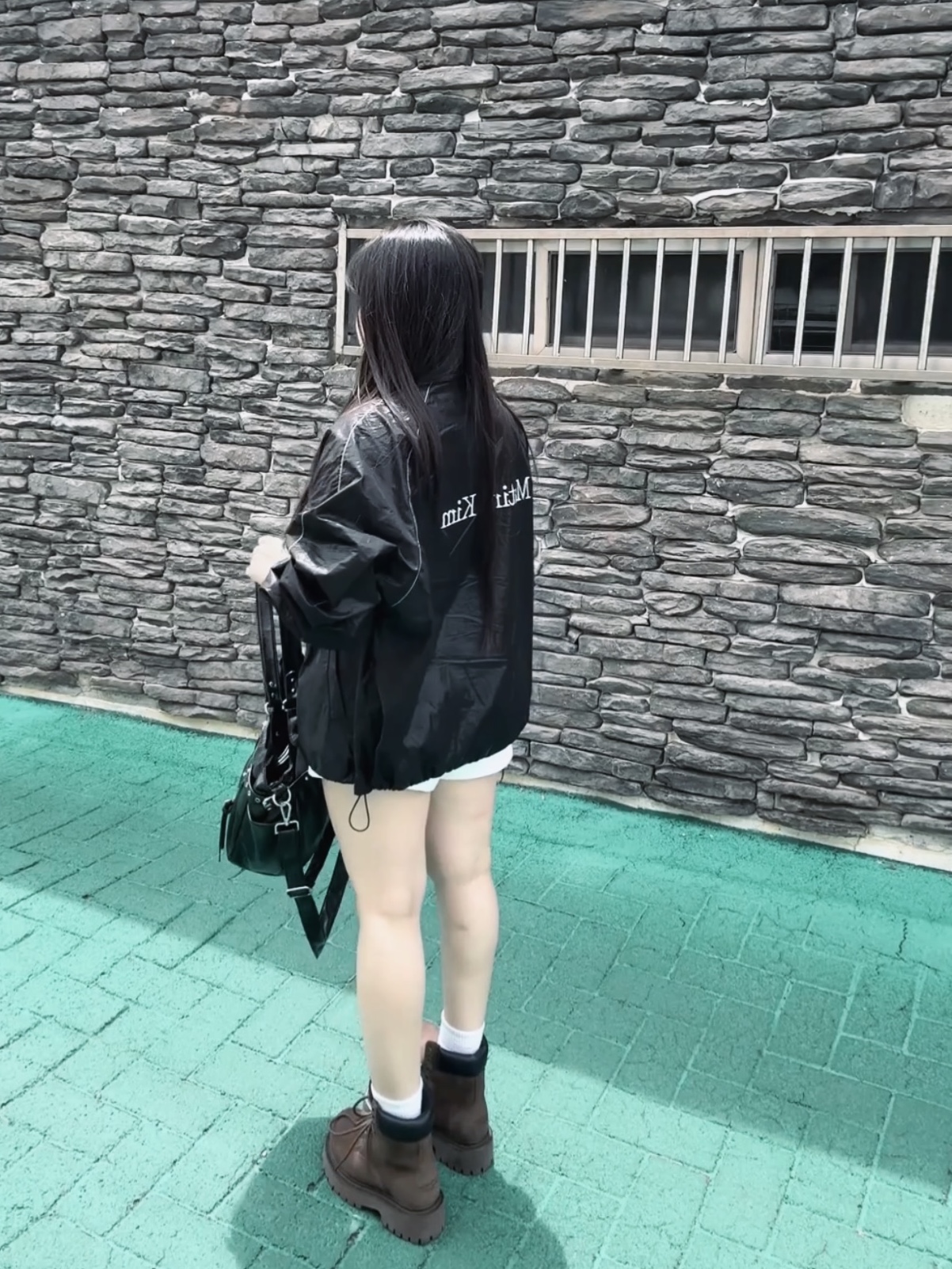 (W) Matin Kim Logo Coating Jumper Black 착용 스타일 - 1