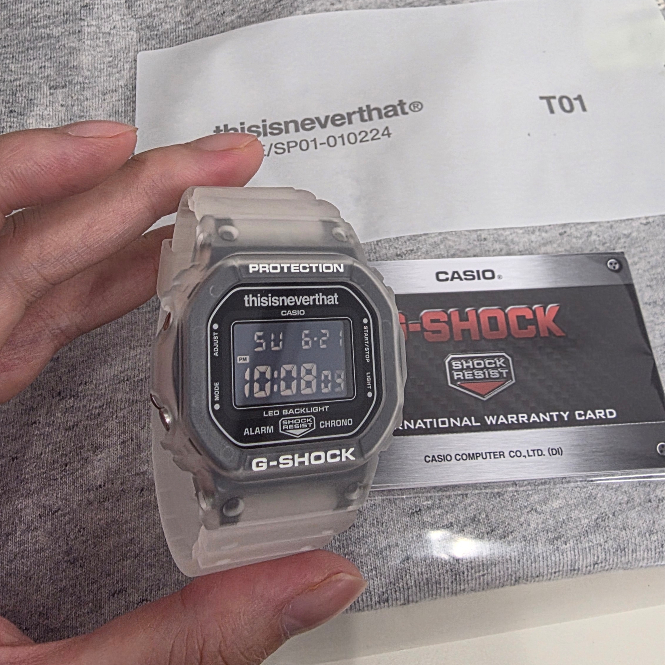 Casio G-Shock x Thisisneverthat DW-5600TNT-7 Transparent (Special Package Heather Grey Ver.) 착용 스타일