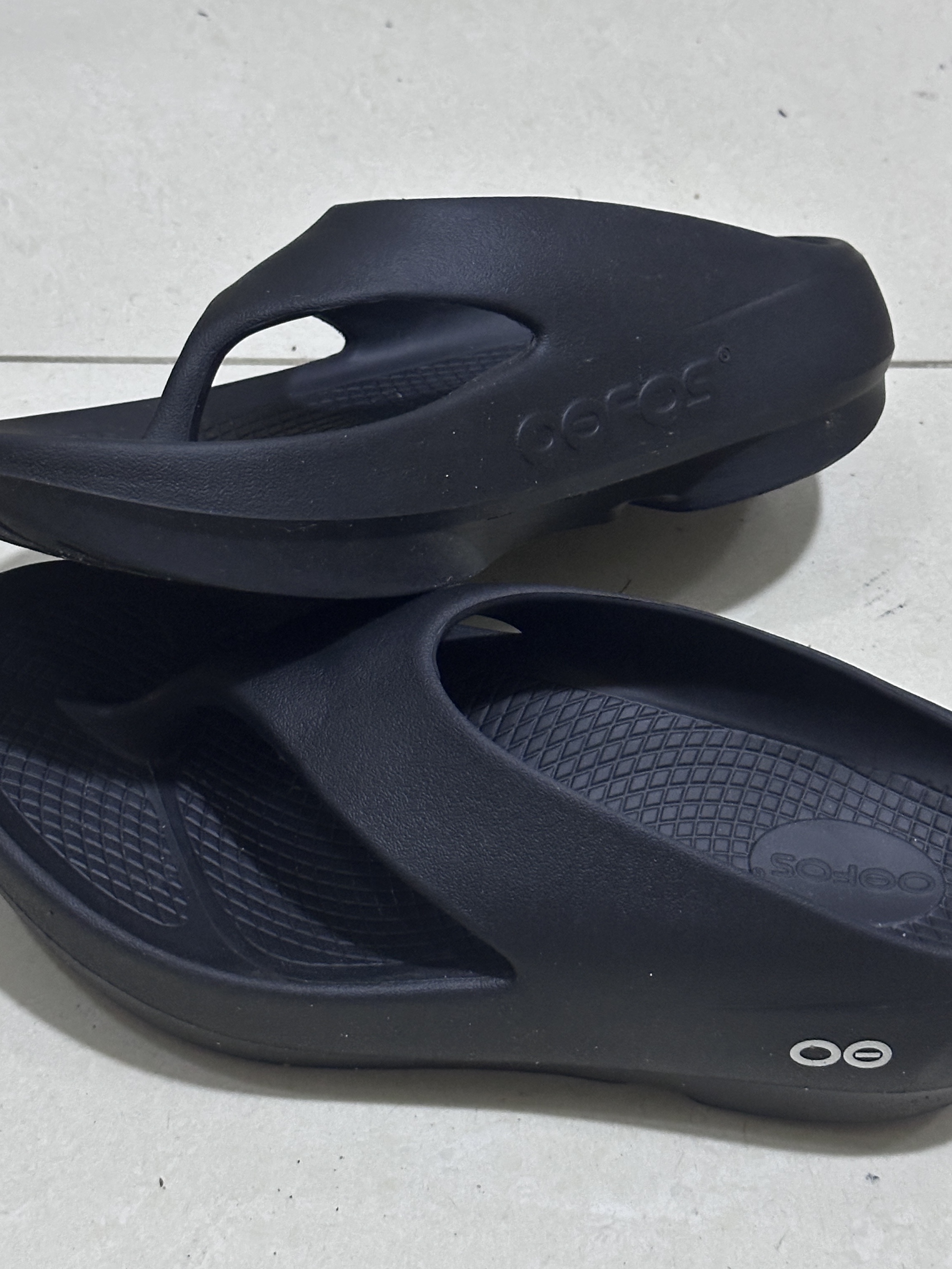 [10% 적립] OOFOS OOriginal + Black Unisex Flip-Flops 착용 스타일 - 7