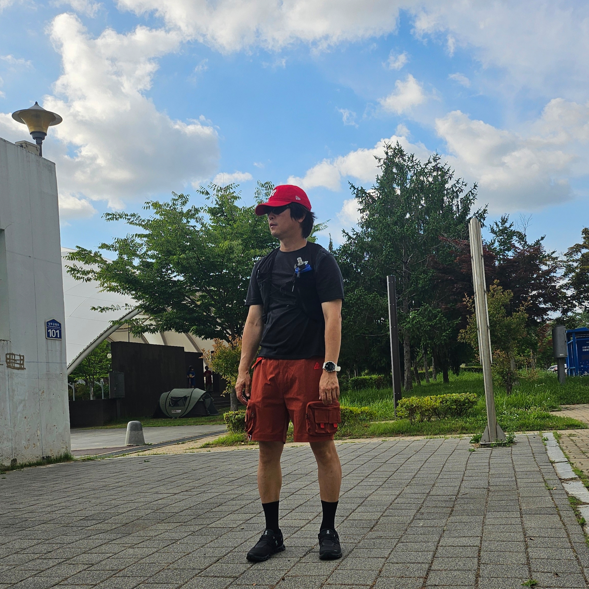 (W) On Running Cloud 5 All Black, Nike ACG Cargo Shorts Redstone - Asia 착용 스타일 - 2