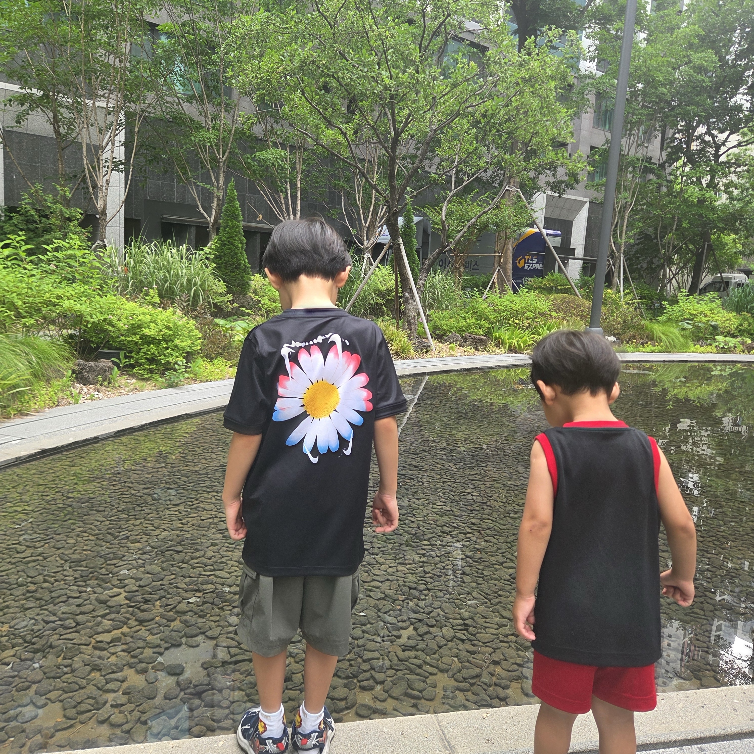 (Kids) Nike x Peaceminusone Korea Short-Sleeve Soccer Top Black White (IO8140-010) 착용 스타일