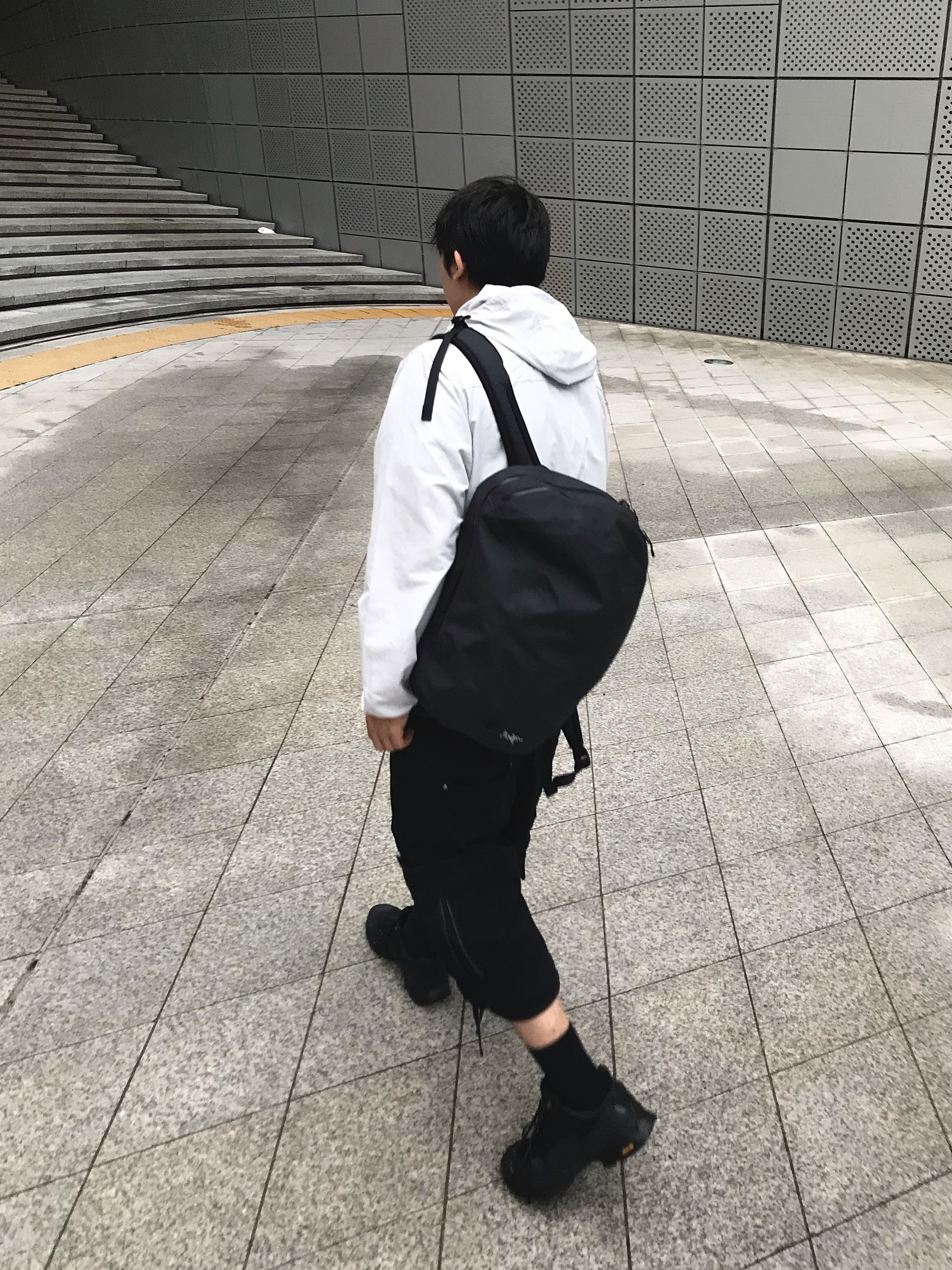 Arc'teryx Granville 16 Backpack Black, ETCE Back Zipper Cargo Short Black 착용 스타일 - 1