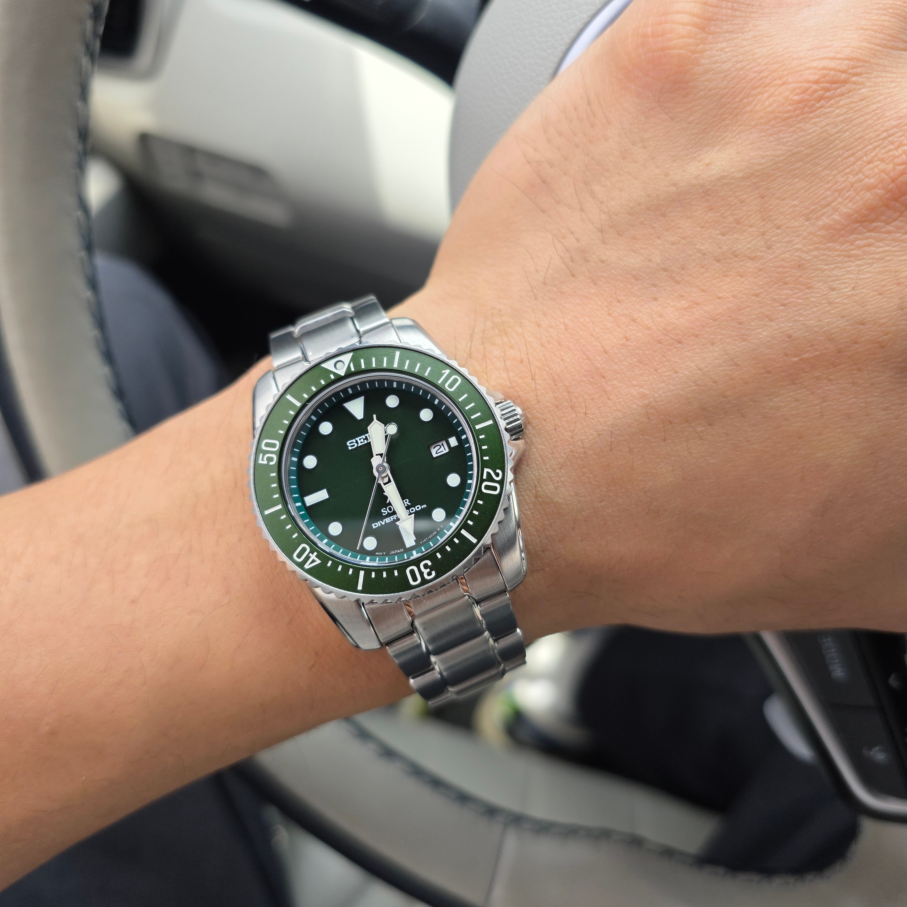 Seiko Sports SNE583P1 Green Sunray Finish 착용 스타일