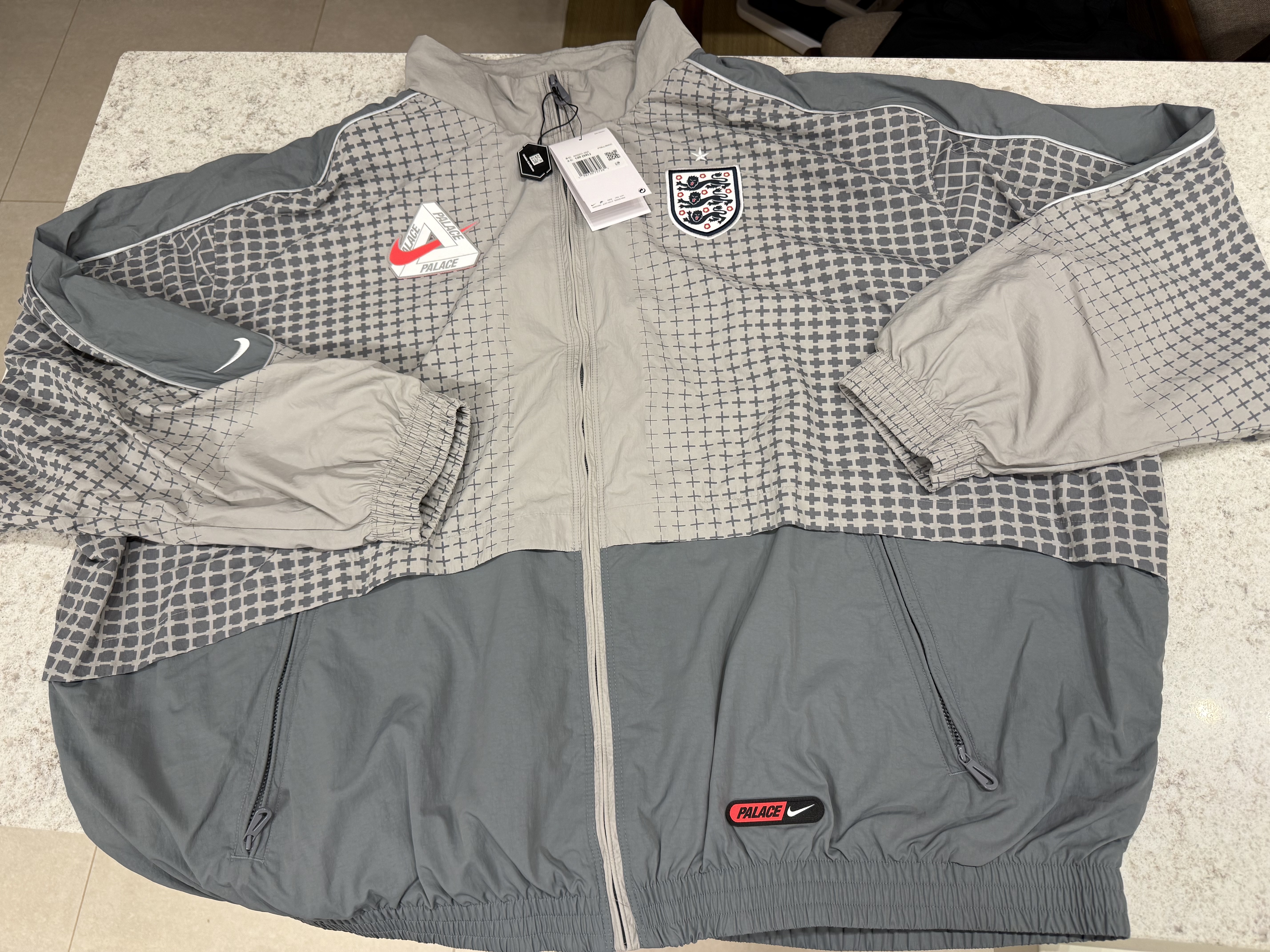 Palace x Nike England Track Jacket Pewter Grey Cool Grey 착용 스타일 - 3