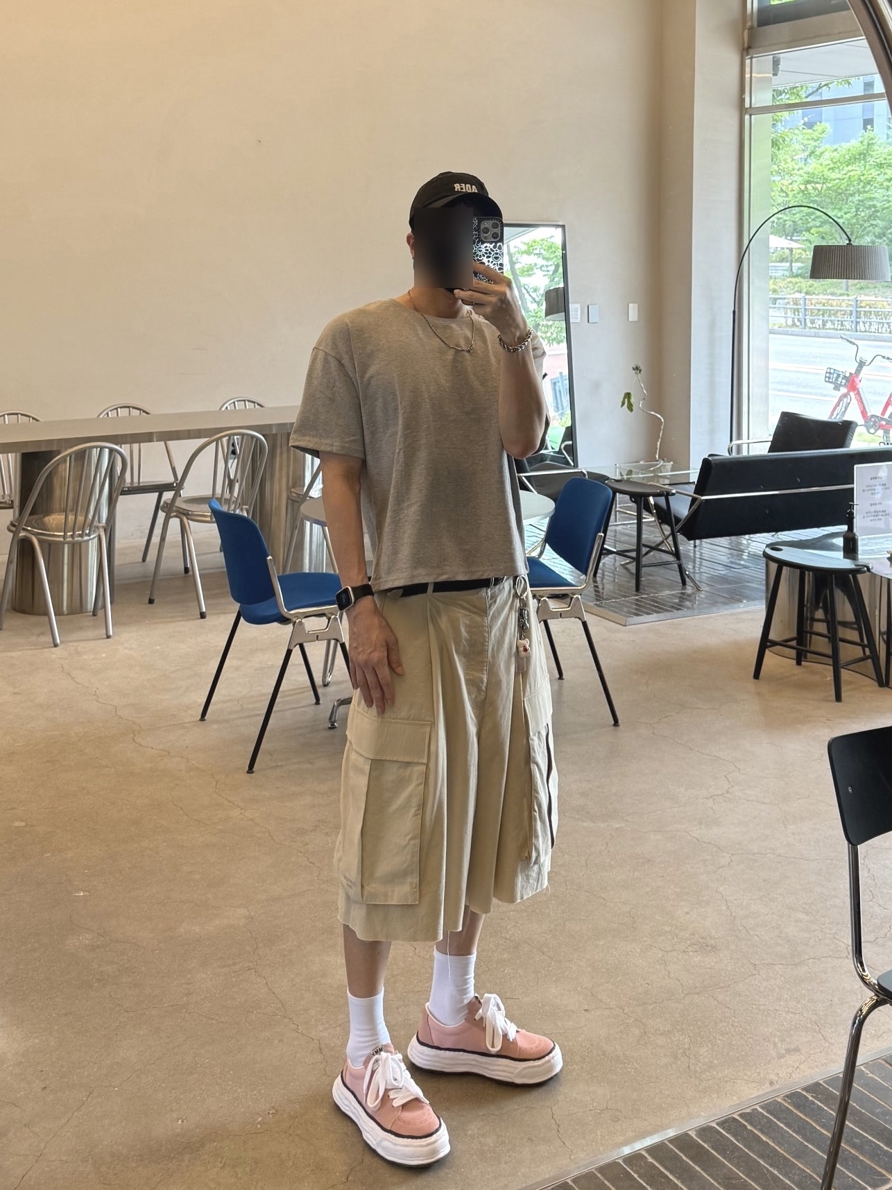 Undermycar Mu.48 Anti Fxxking Logo Play Big Cargo Rip Shorts Beige, Mihara Yasuhiro Eric OG Sole Mix Material Low-Top Sneaker Pink 착용 스타일 - 2