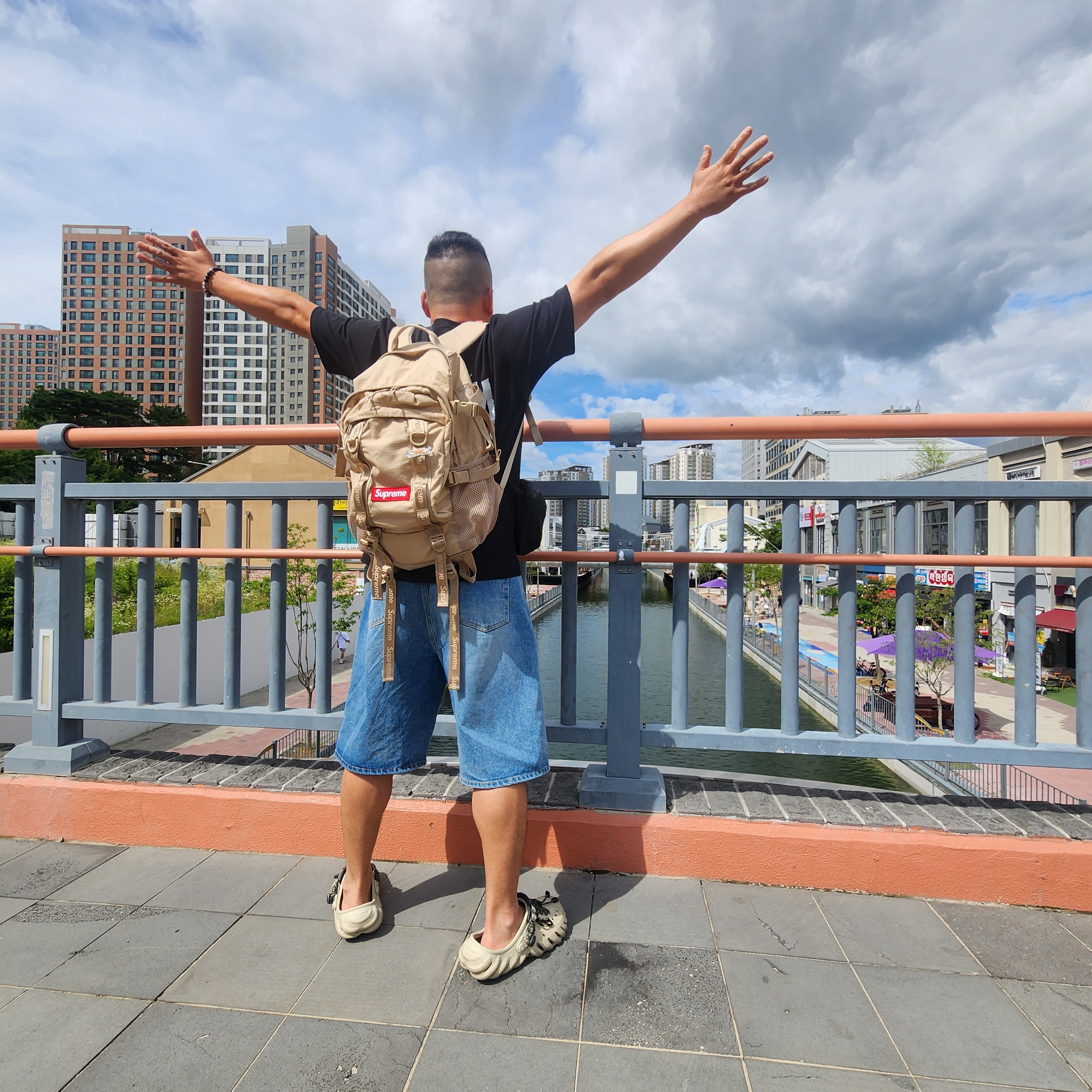 Supreme Backpack Tan - 26SS 착용 스타일 - 1