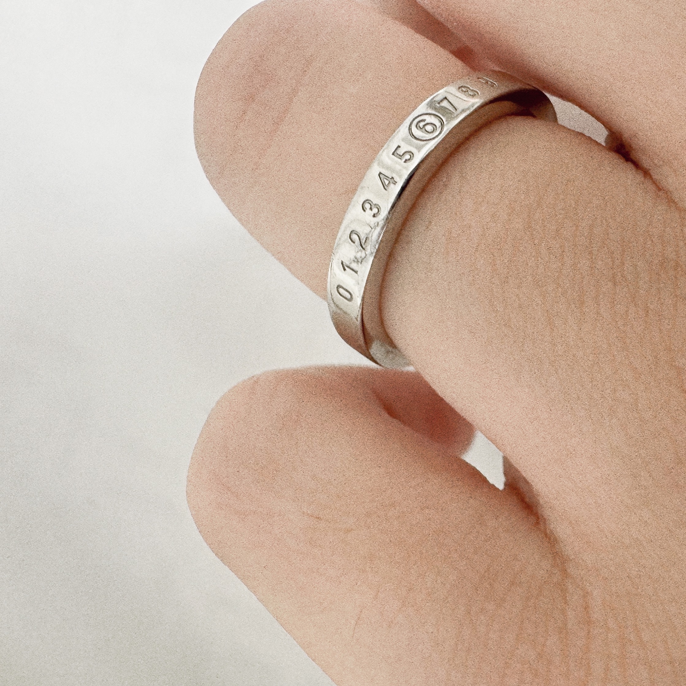 (W) MM6 Maison Margiela Numeric Minimal Signature Ring Silver Palladium 착용 스타일 - 2
