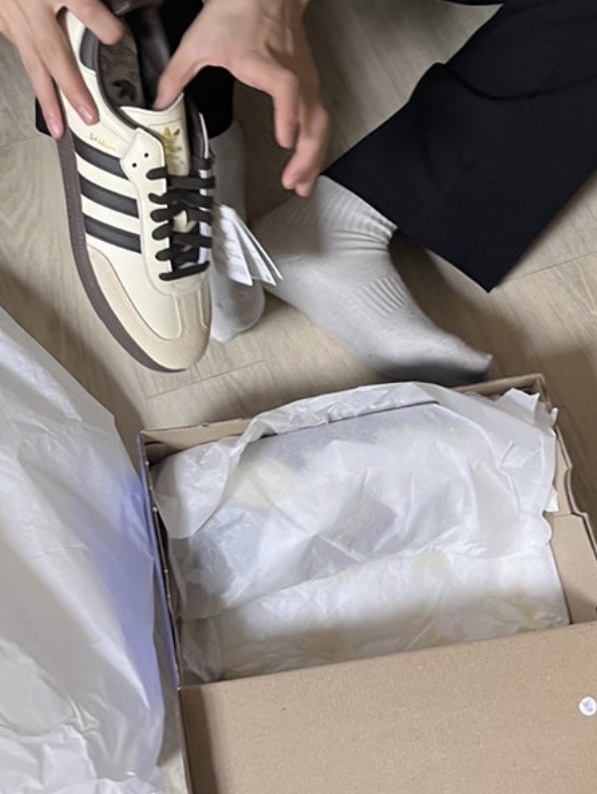Adidas Samba OG Cream White Dark Brown 착용 스타일 - 1