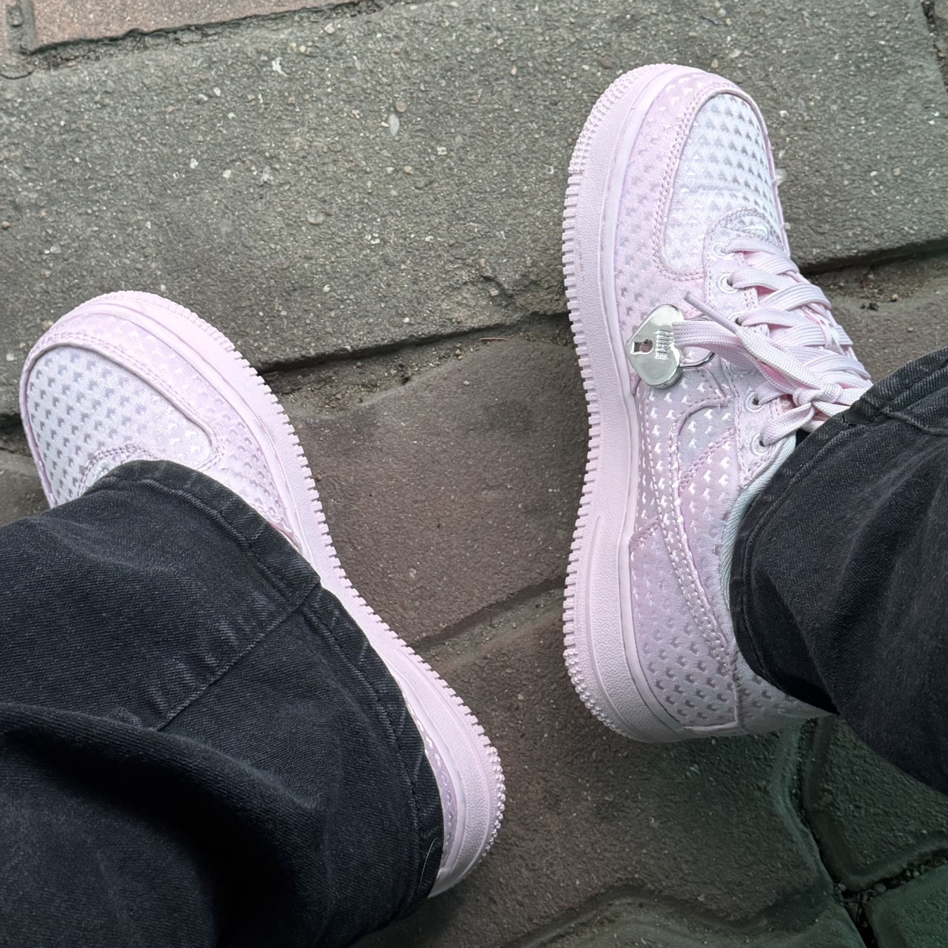 (W) Nike Air Force 1 '07 Low SE Pink Foam Black 착용 스타일