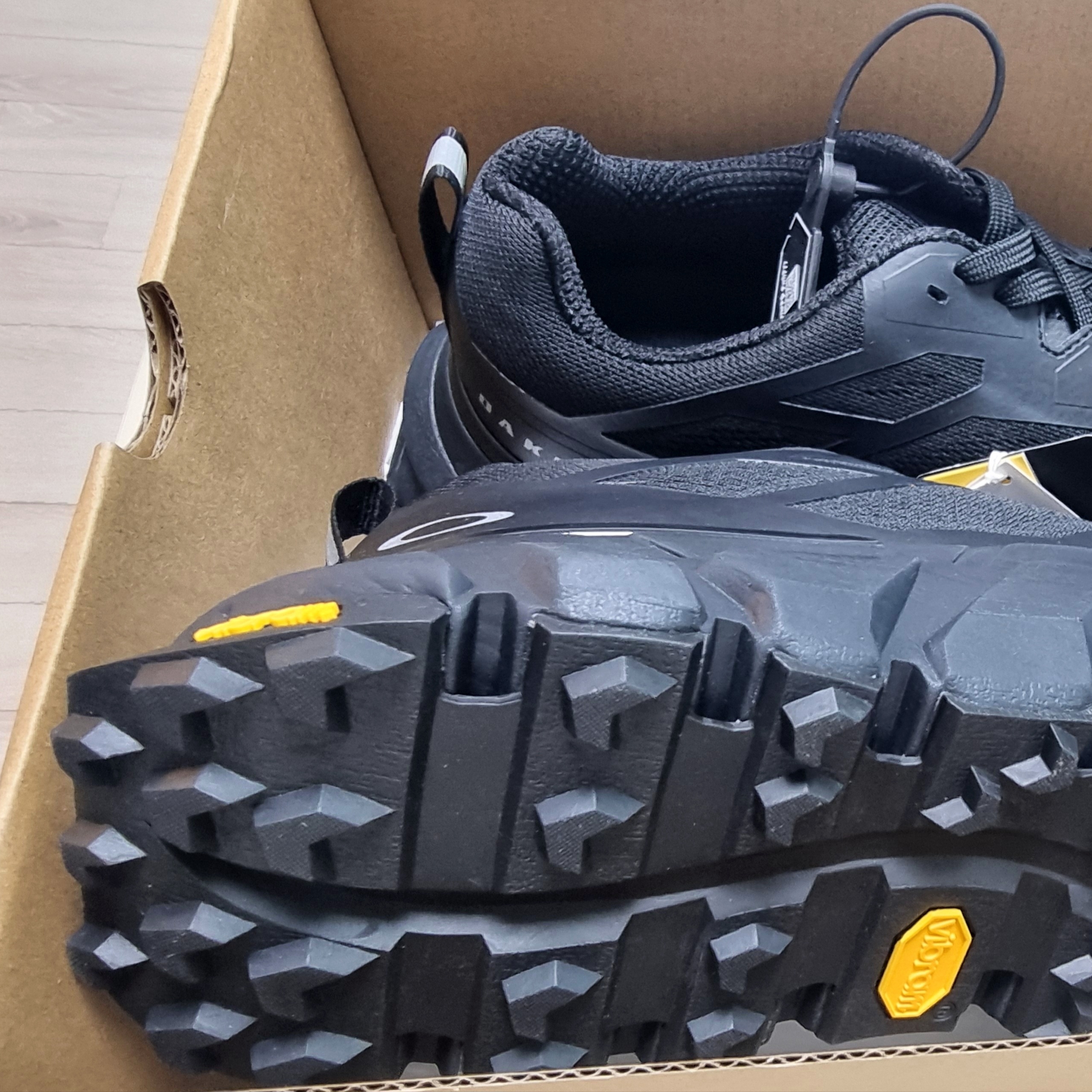 Oakley Light Breathe Triple Black 착용 스타일 - 2