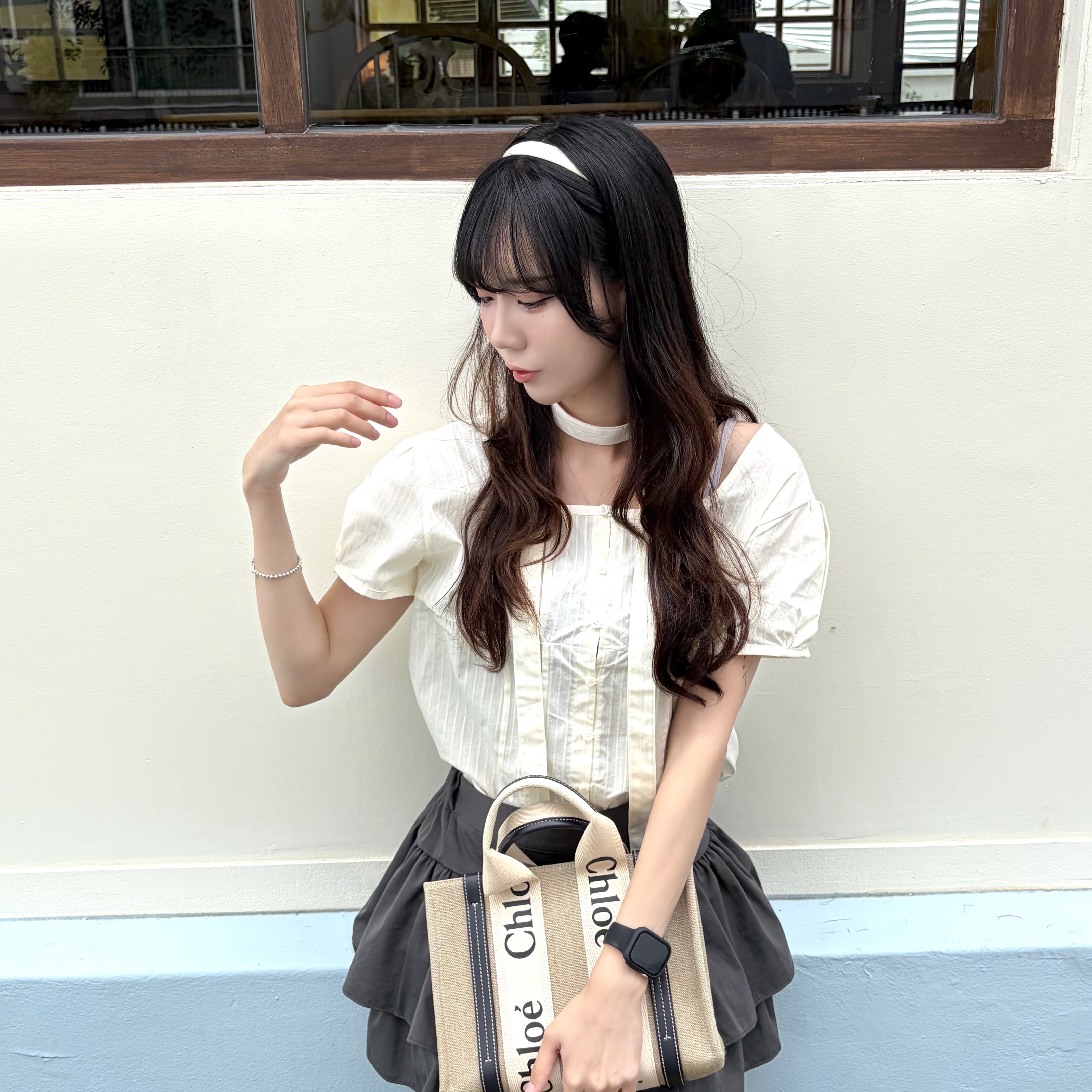 Chloe Woody Small Strap Tote Bag Navy 착용 스타일 - 2