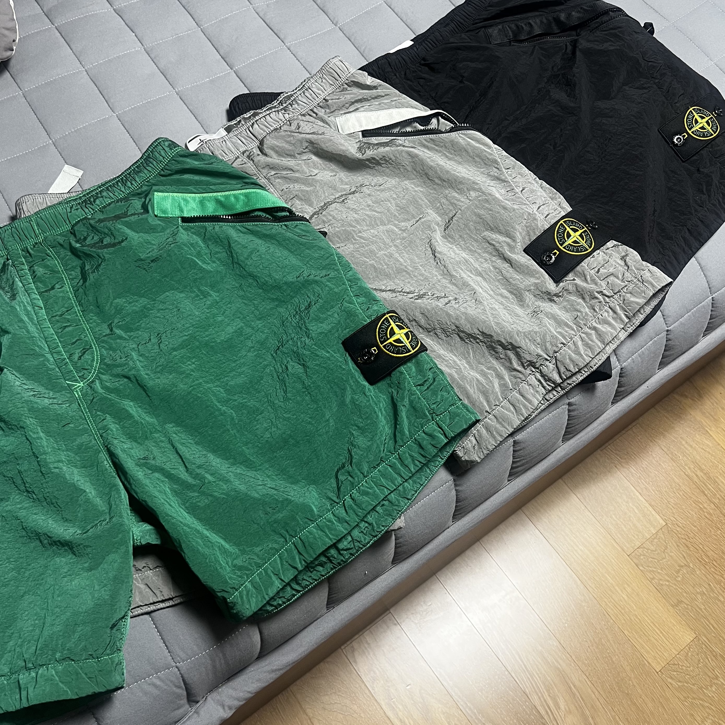Stone Island L100008 Nylon Metal In Econyl Comfort-Fit Shorts with Elasticated Waist Pearl Grey - 26SS, Stone Island L100008 Nylon Metal In Econyl Elasticated Waist Comfort-Fit Shorts Malachite - 26SS 착용 스타일 - 2