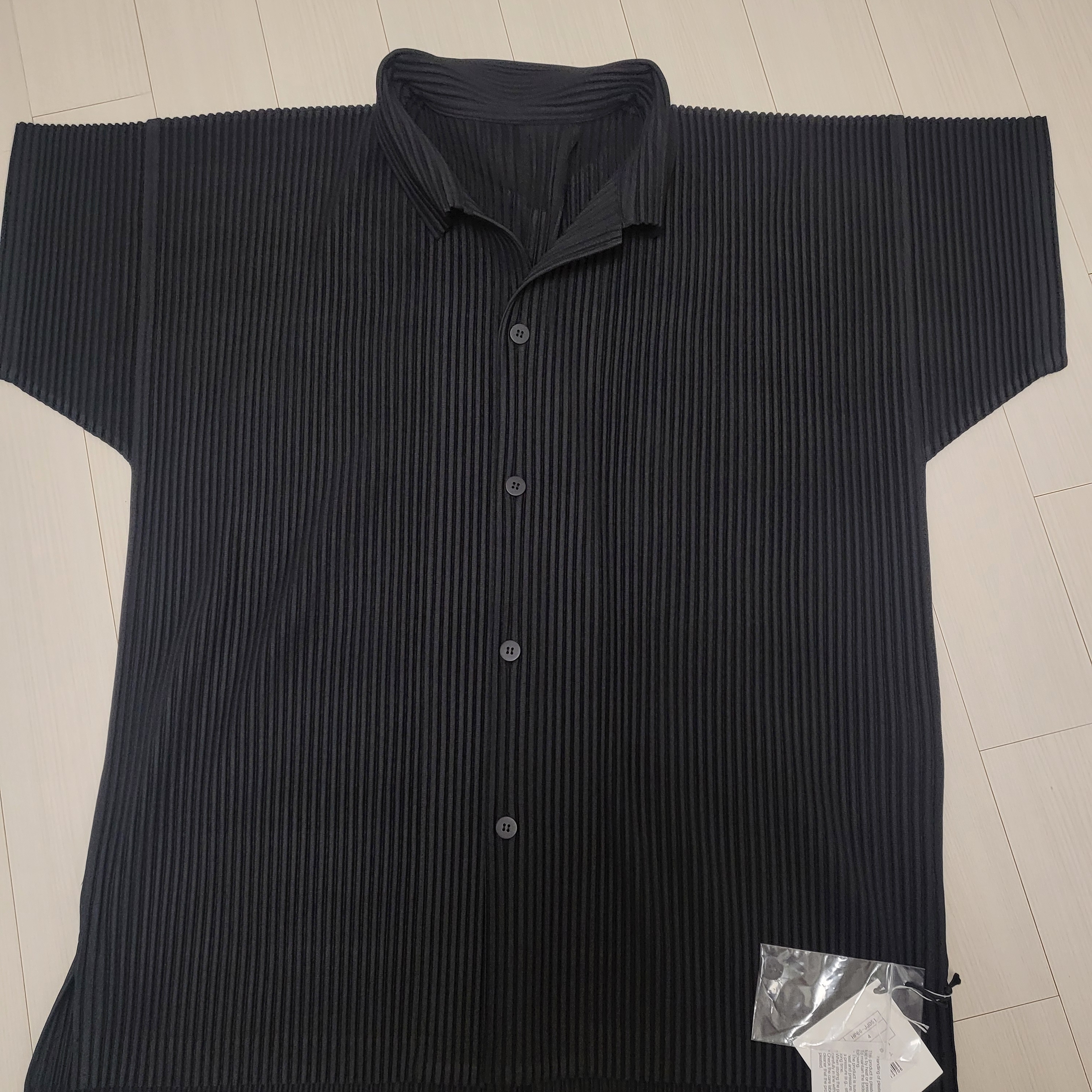 Homme Plisse Issey Miyake Basics Polo Black 착용 스타일