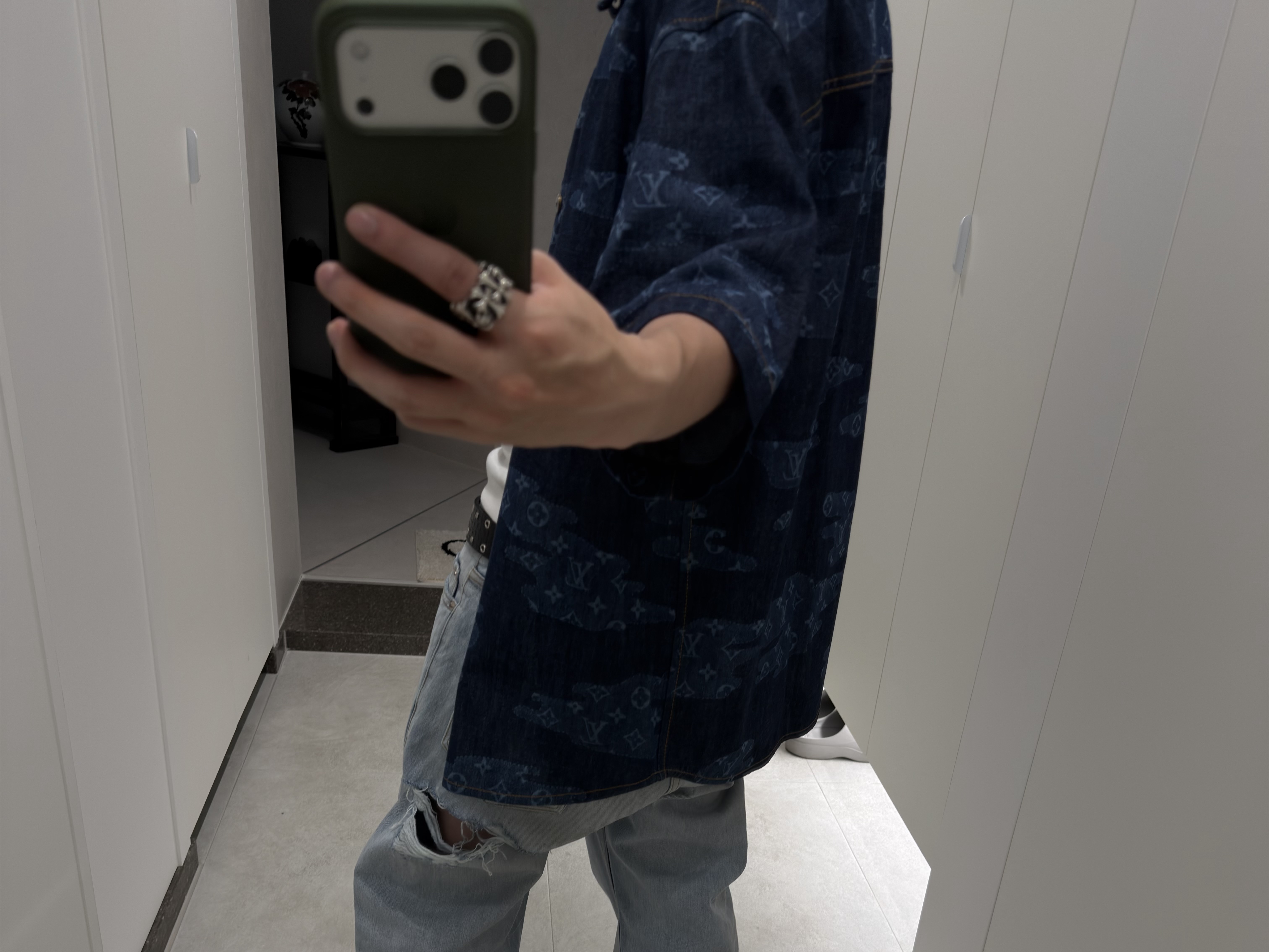 Louis Vuitton x Nigo Giant Damier Waves Monogram Flannel Shirt Indigo, Chrome Hearts Cemetery Ring Silver 착용 스타일