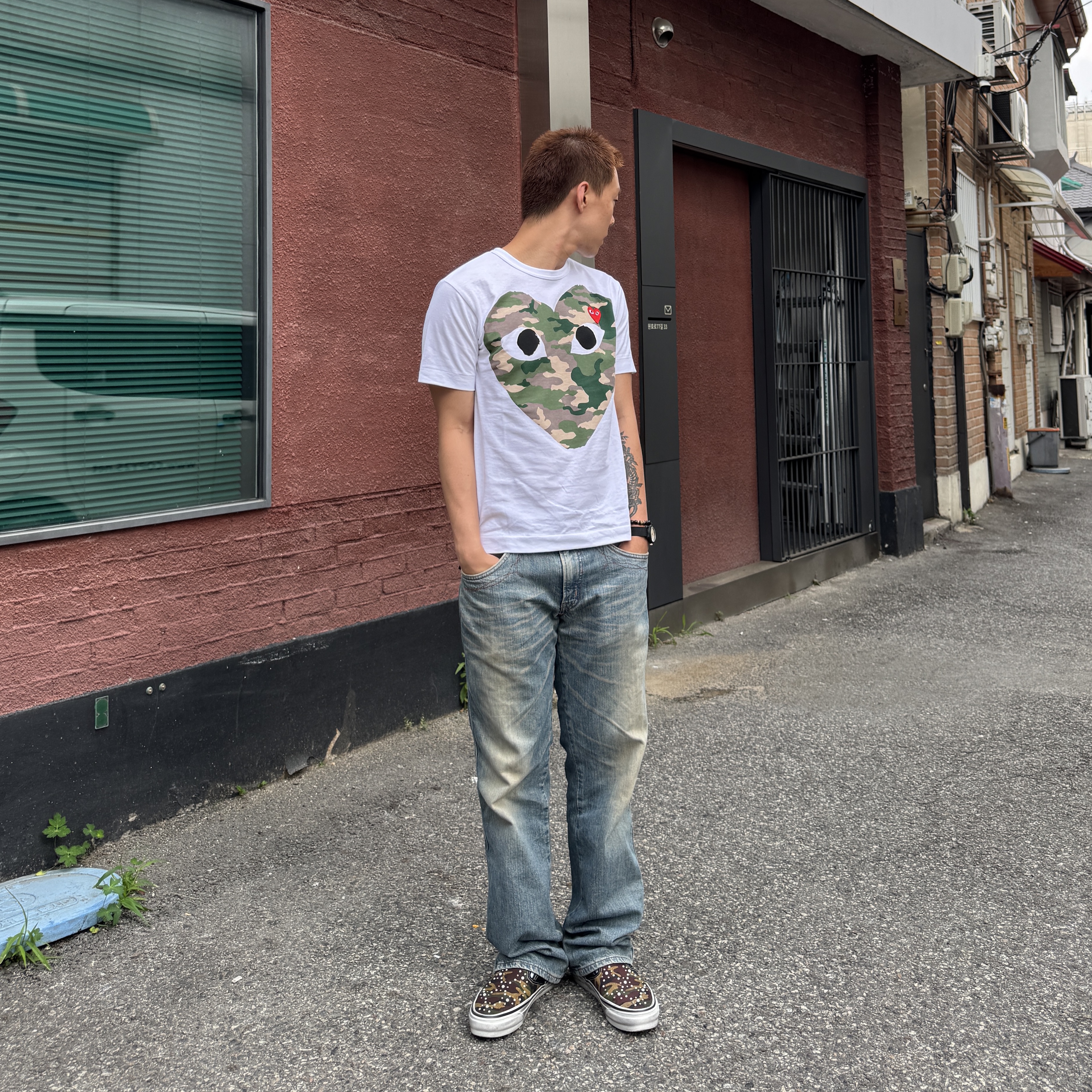 Play Comme des Garcons Camouflage Heart T-Shirt White, Vans LX Classic Slip-On 98 Pearlized Camo Black 착용 스타일 - 3