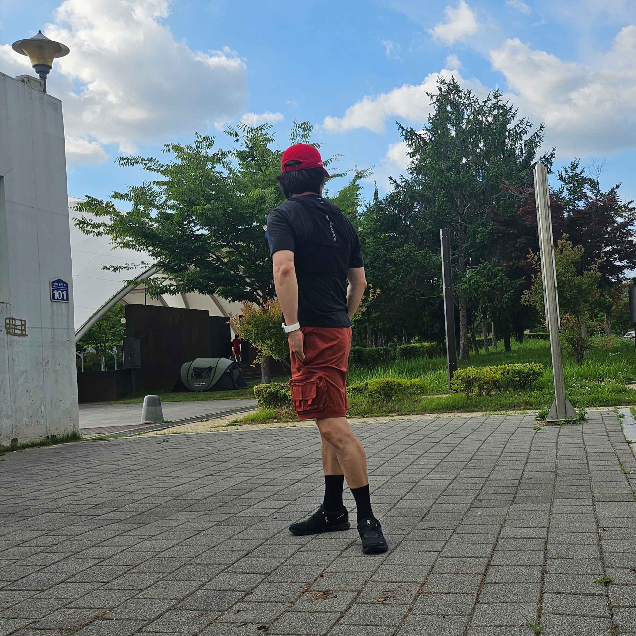 (W) On Running Cloud 5 All Black, Nike ACG Cargo Shorts Redstone - Asia 착용 스타일 - 1