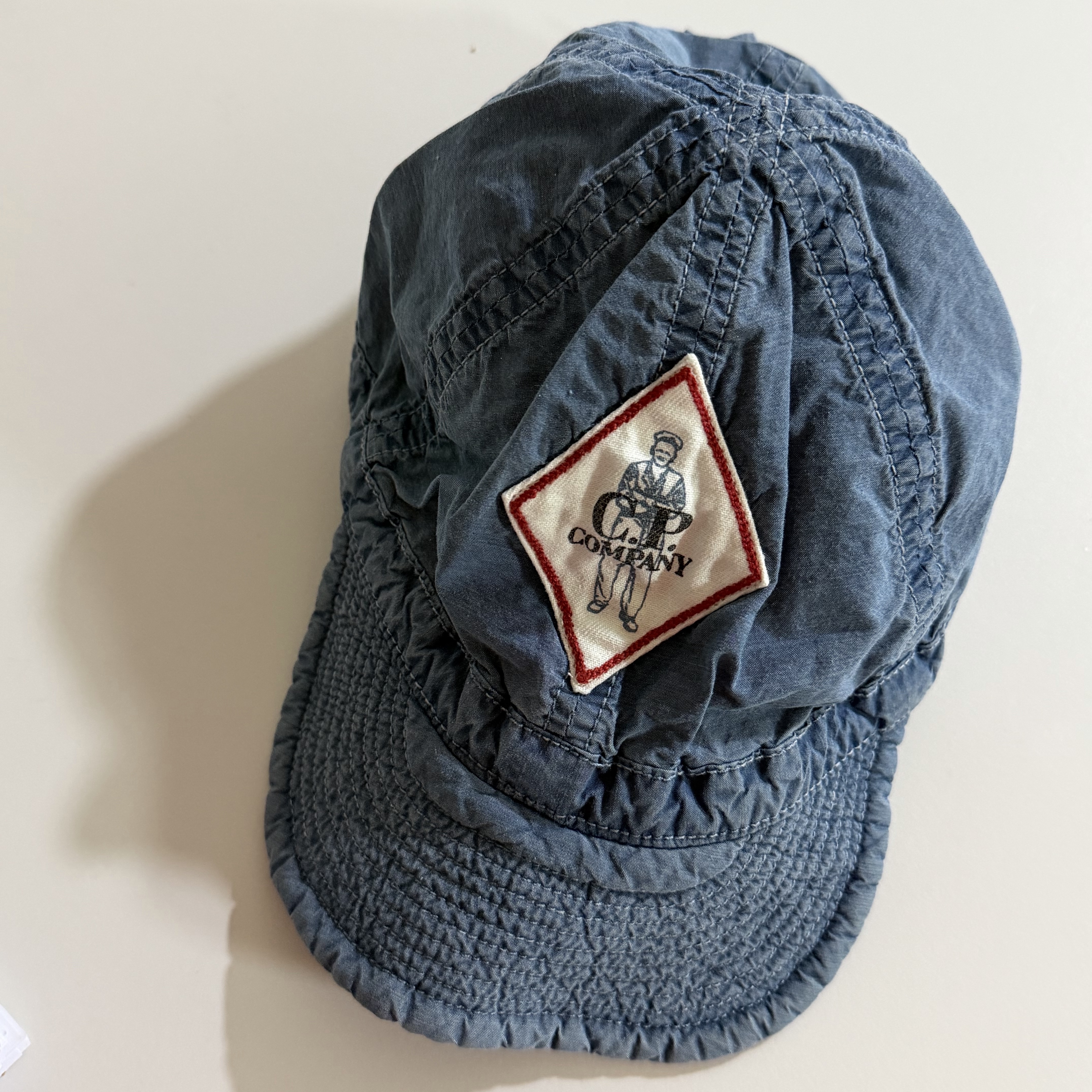 C.P. Company 50 Fili Indigo Bleached Cap Stone Bleach White - 26SS 착용 스타일