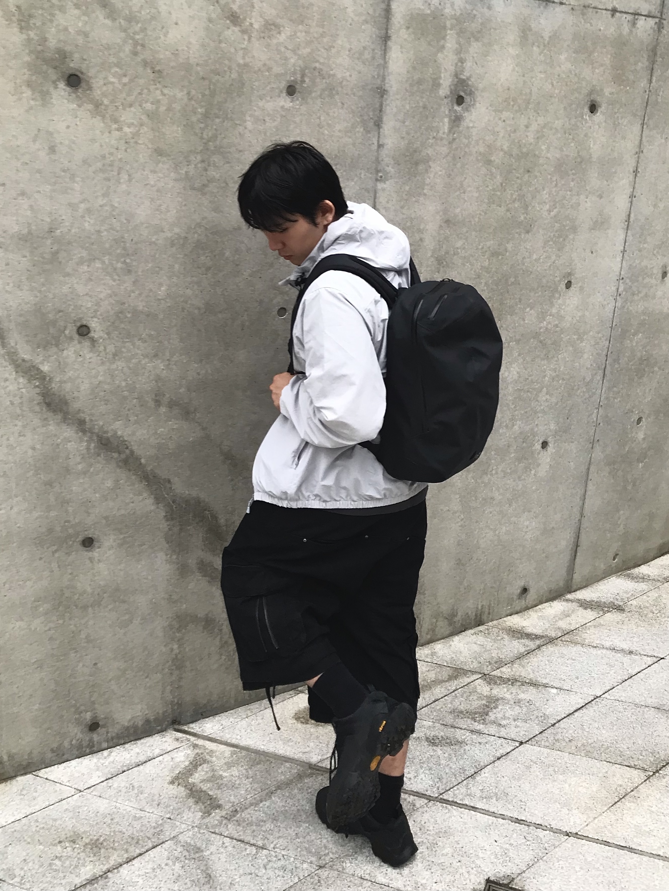 Arc'teryx Granville 16 Backpack Black, ETCE Back Zipper Cargo Short Black 착용 스타일 - 3