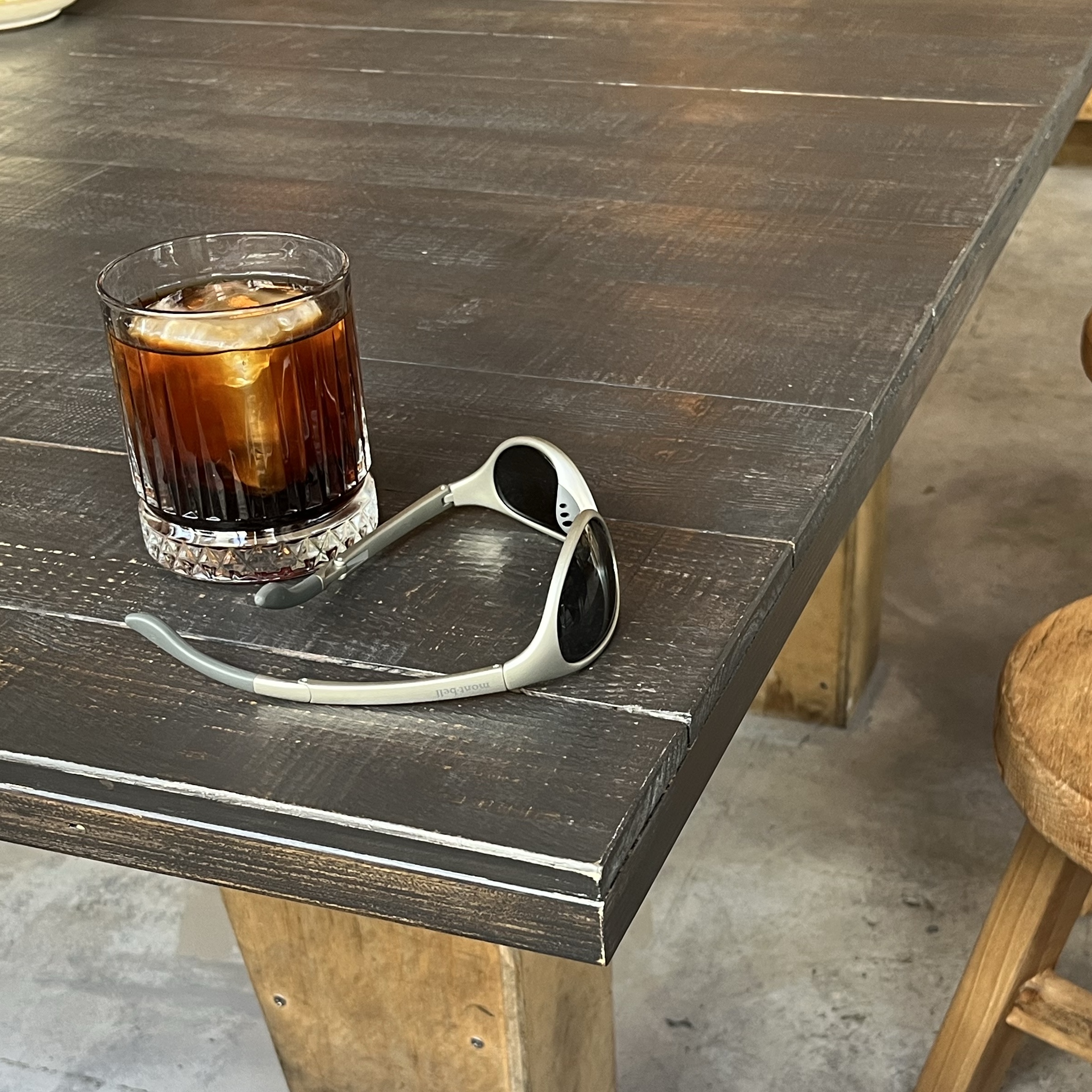 Montbell Trekking Glasses Silver Metallic Light Grey 착용 스타일