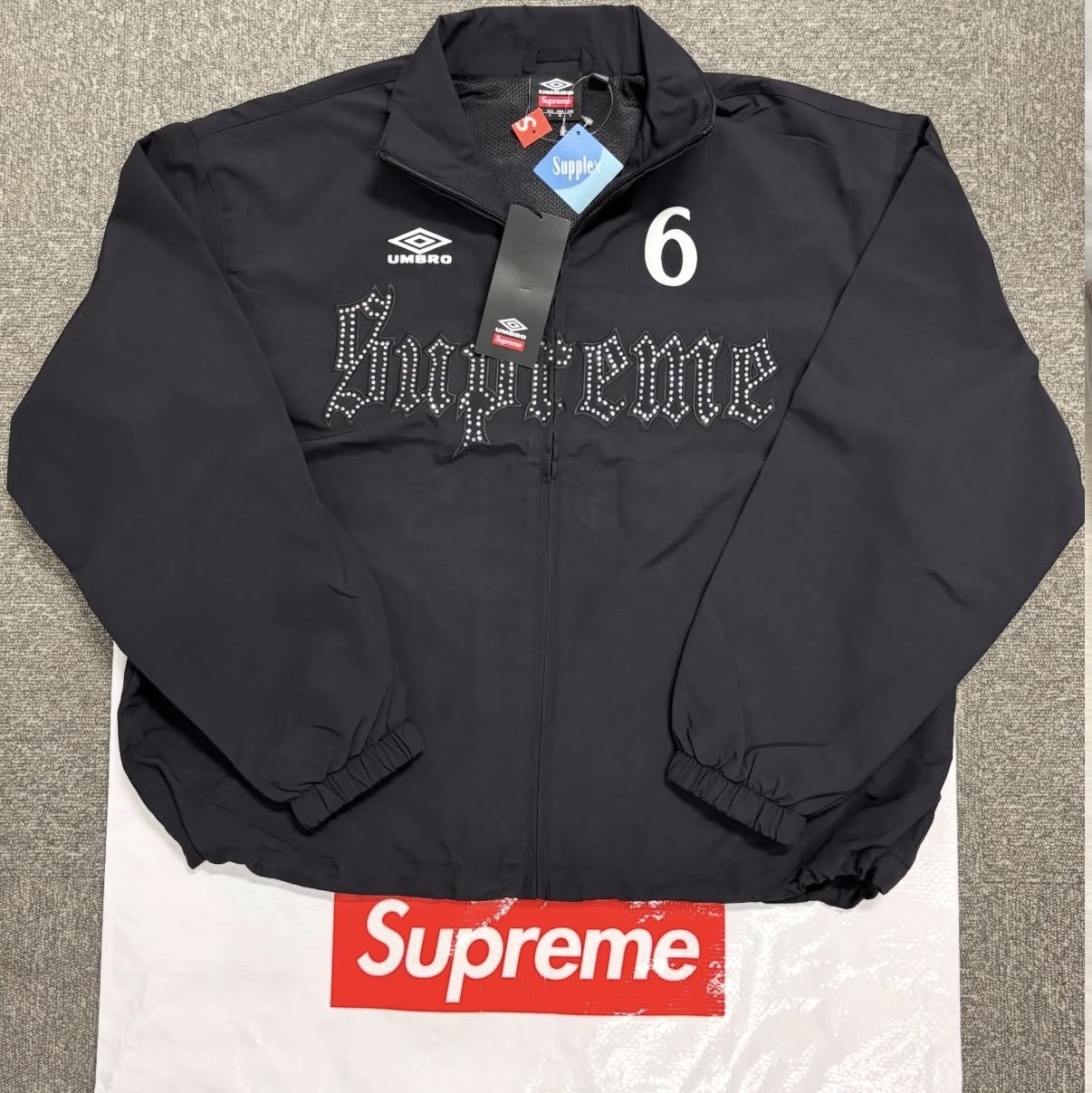 Peaceminusone x Verdy 5 Panel Ball Cap Red, Supreme x Umbro Rhinestone Track Jacket Black - 26SS 착용 스타일 - 2