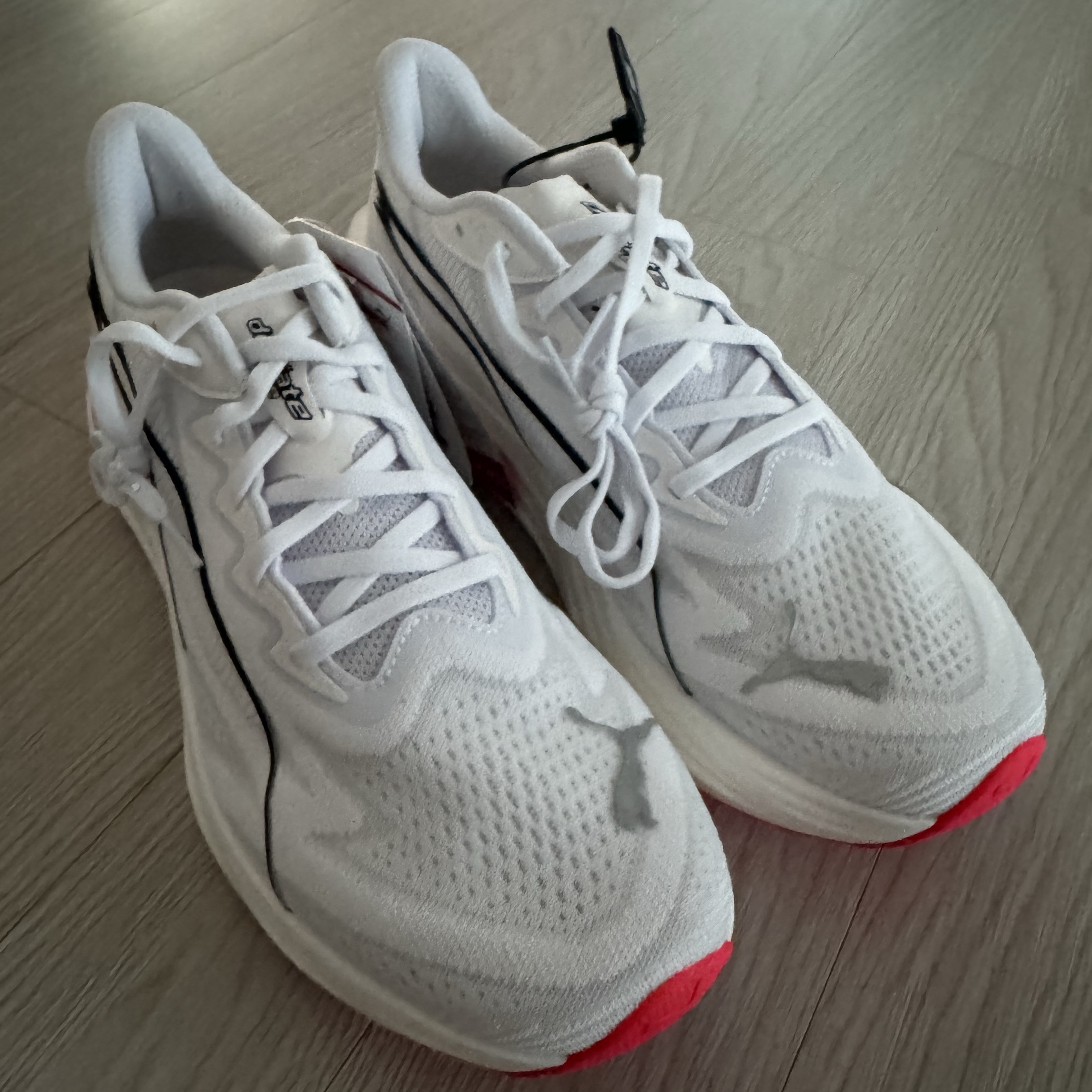 Puma Deviate Pure Nitro Puma White Ultra Red 착용 스타일 - 1