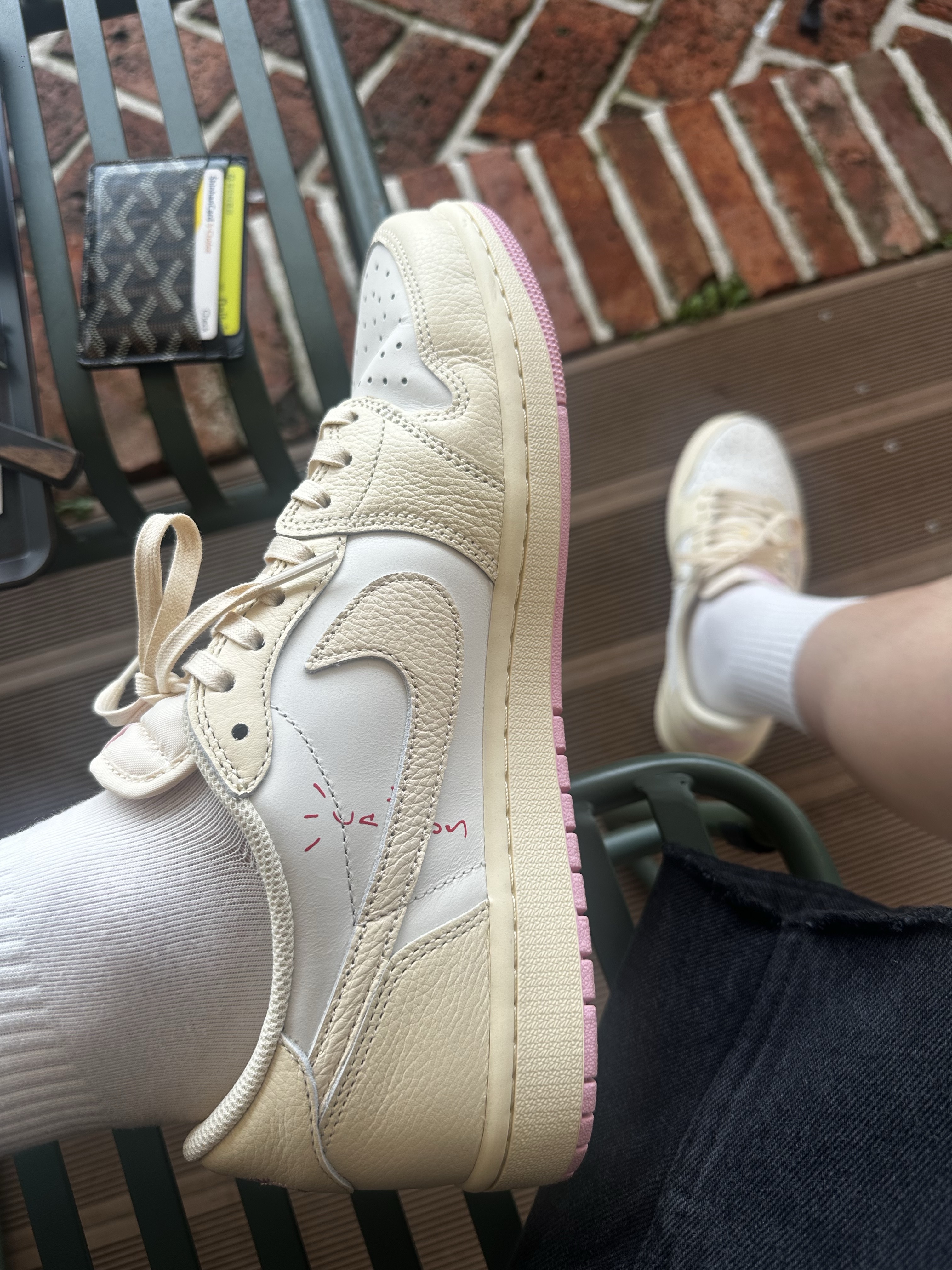 Jordan 1 x Travis Scott Retro Low OG SP Muslin Shy Pink 착용 스타일