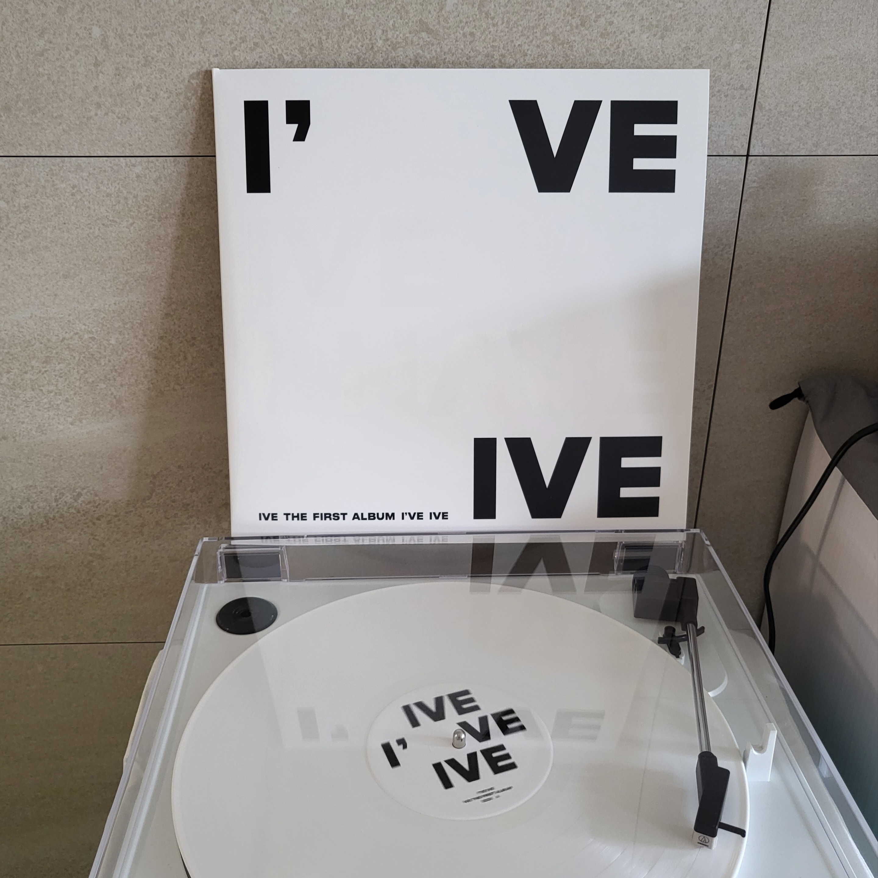IVE 1st Album I've IVE LP White, Marshall Acton III Bluetooth Cream (Korean Ver.) 착용 스타일 - 1