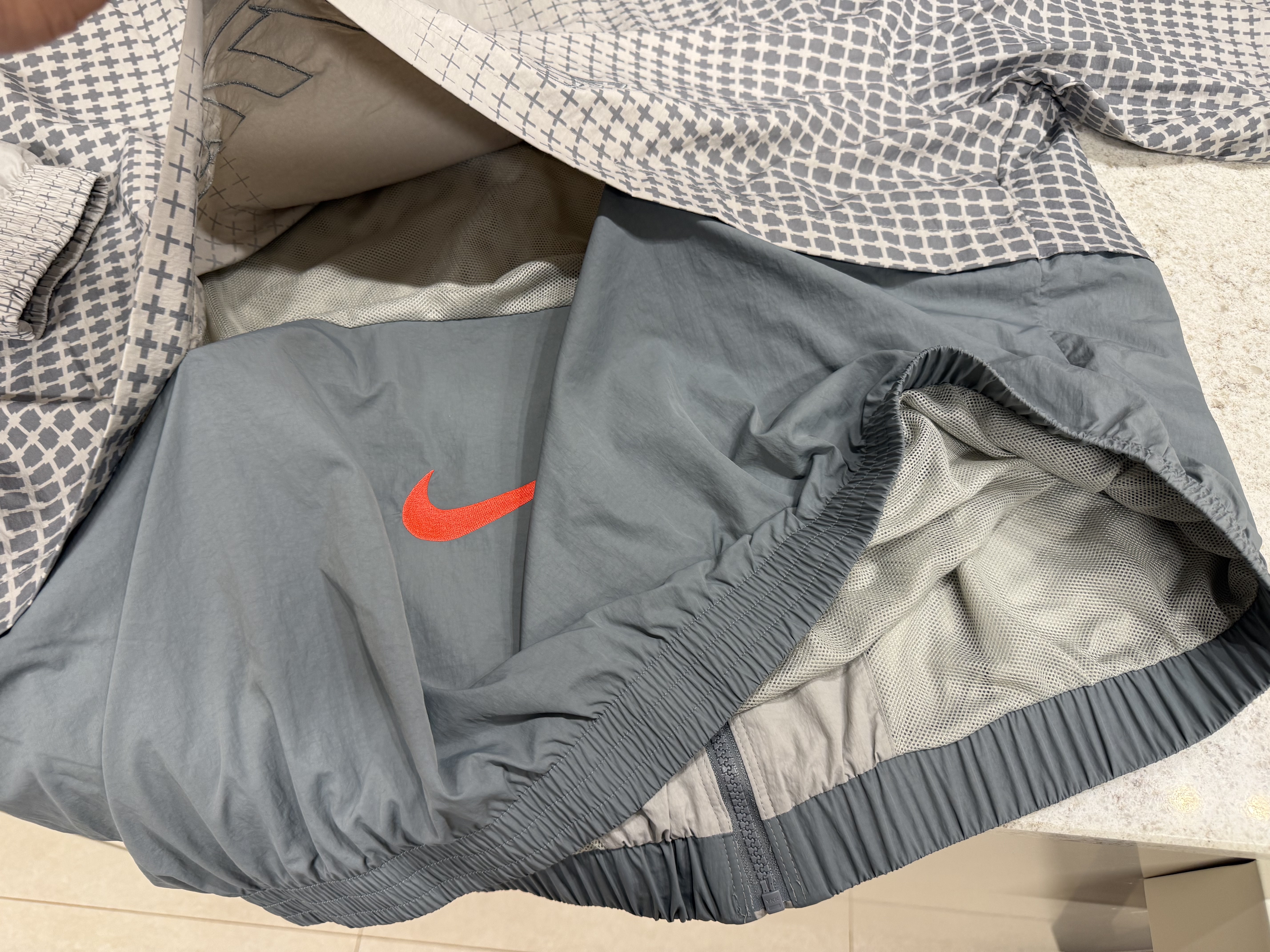 Palace x Nike England Track Jacket Pewter Grey Cool Grey 착용 스타일 - 7