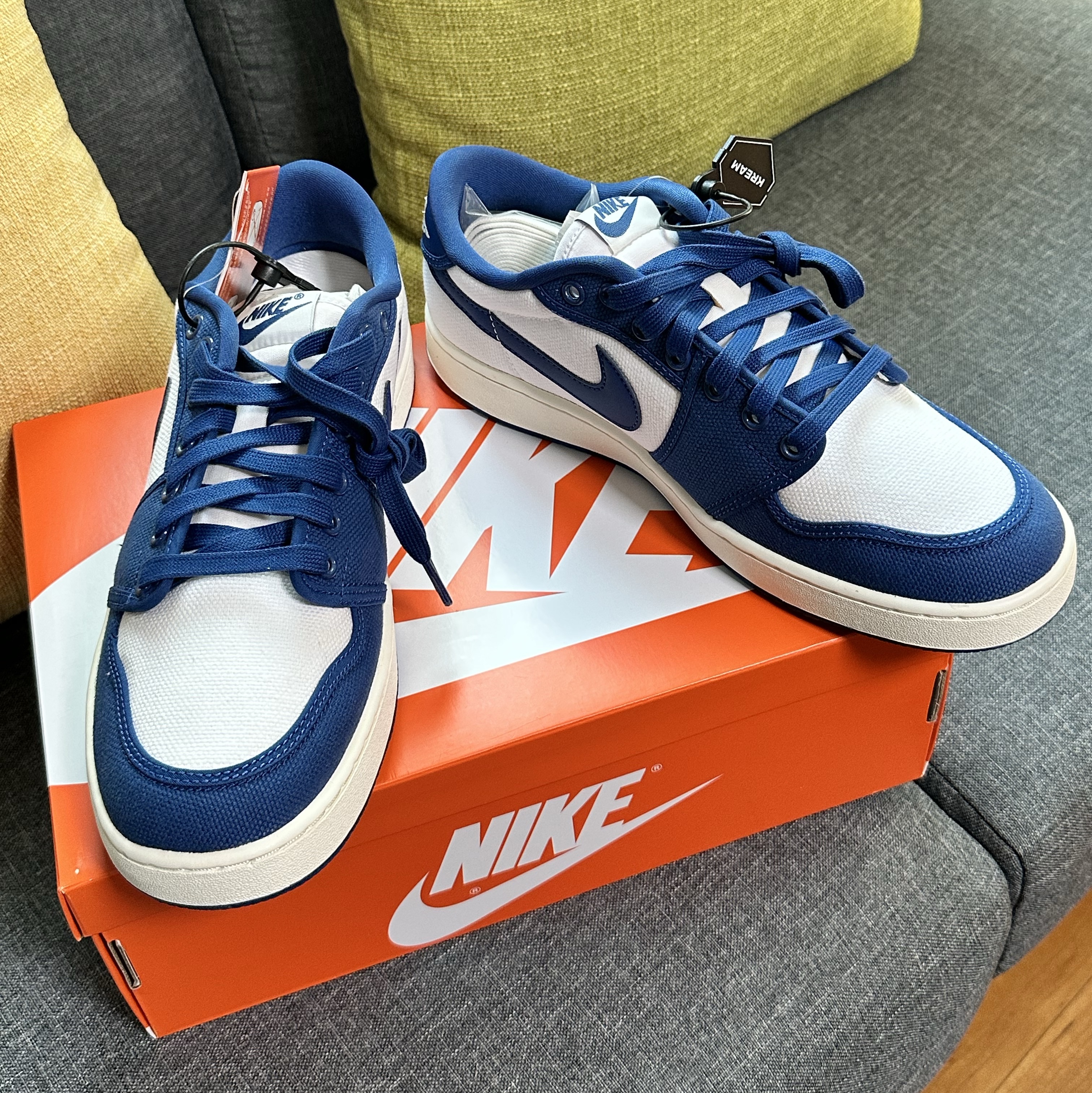 Jordan 1 KO Low White Dark Royal Blue 착용 스타일