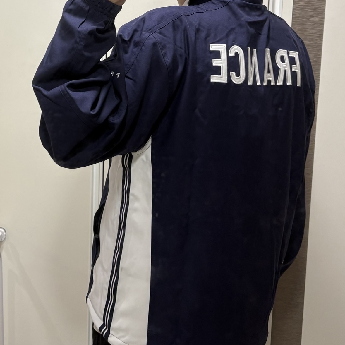 Nike x Jacquemus France Reissue Track Jacket Blackened Blue White (IQ3857-498) 착용 스타일 - 2