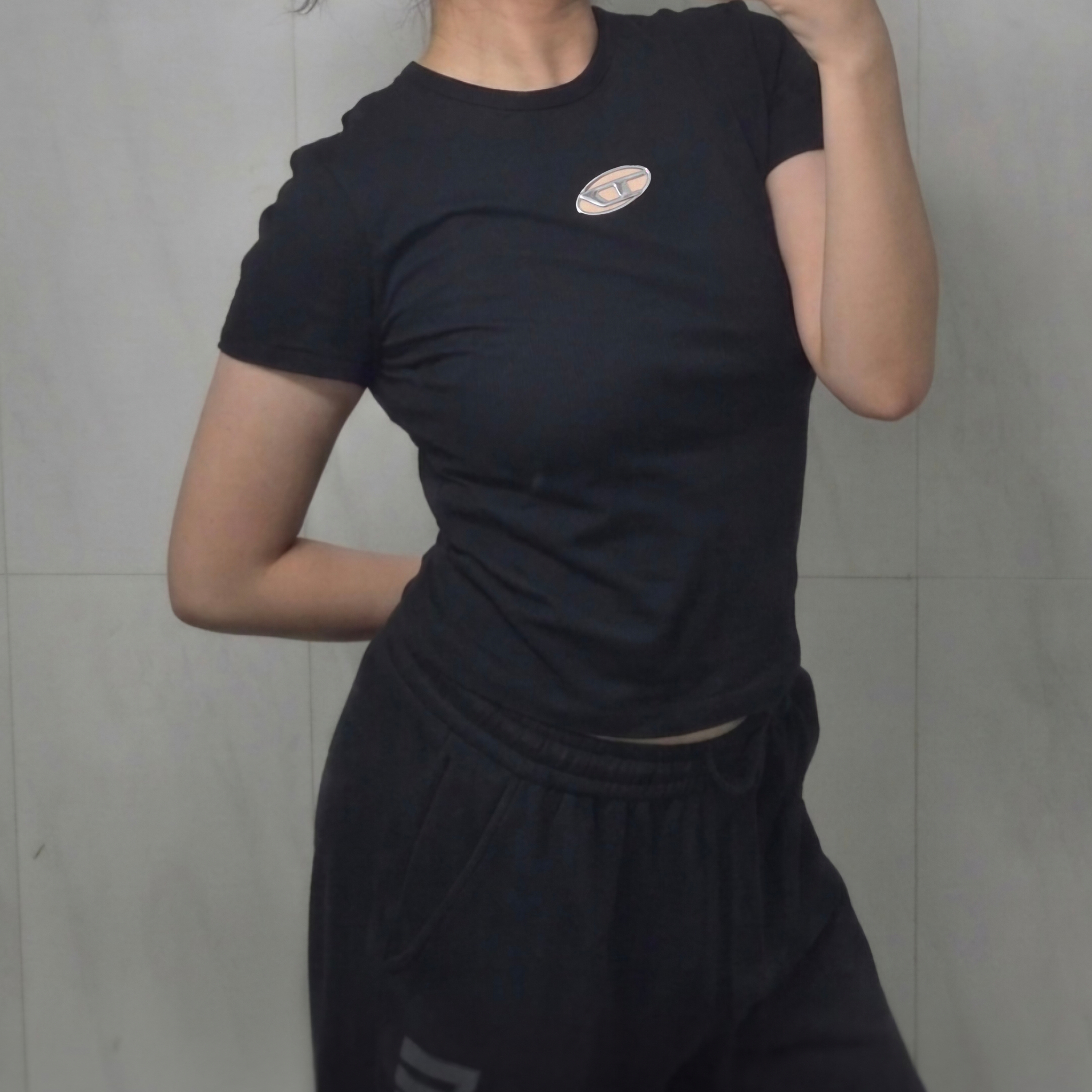 (W) Diesel T-Uncutie-Long-Od-Q1 Slim Fit T-Shirt with Cut-Out Oval D Black 착용 스타일