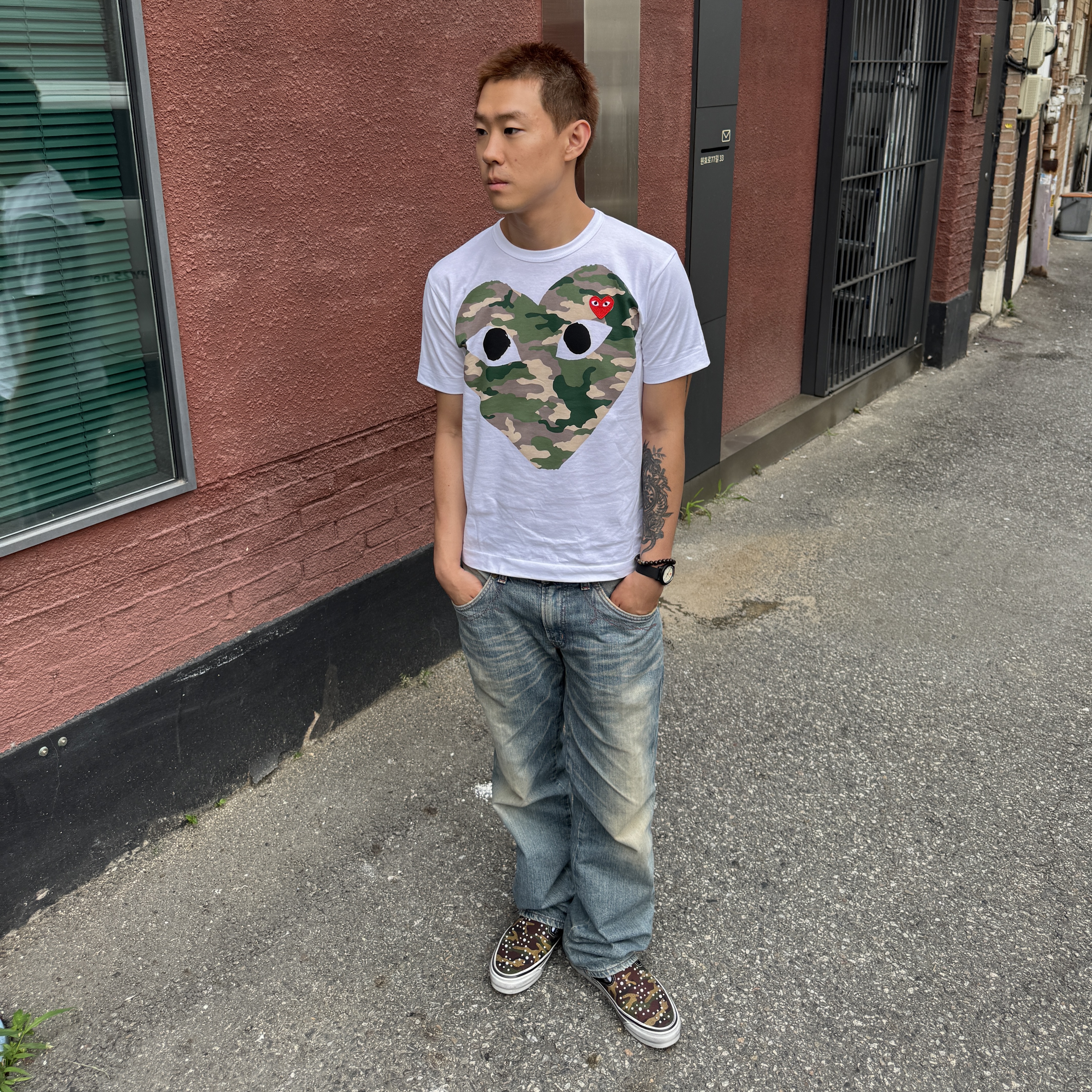 Play Comme des Garcons Camouflage Heart T-Shirt White, Vans LX Classic Slip-On 98 Pearlized Camo Black 착용 스타일 - 1