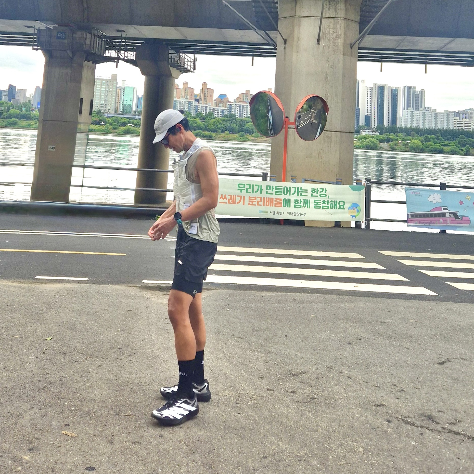 Satisfy Justice Cordura 5L Hydration Vest Off White, Adidas Adizero EVO SL EXO Core Black Cloud White 착용 스타일