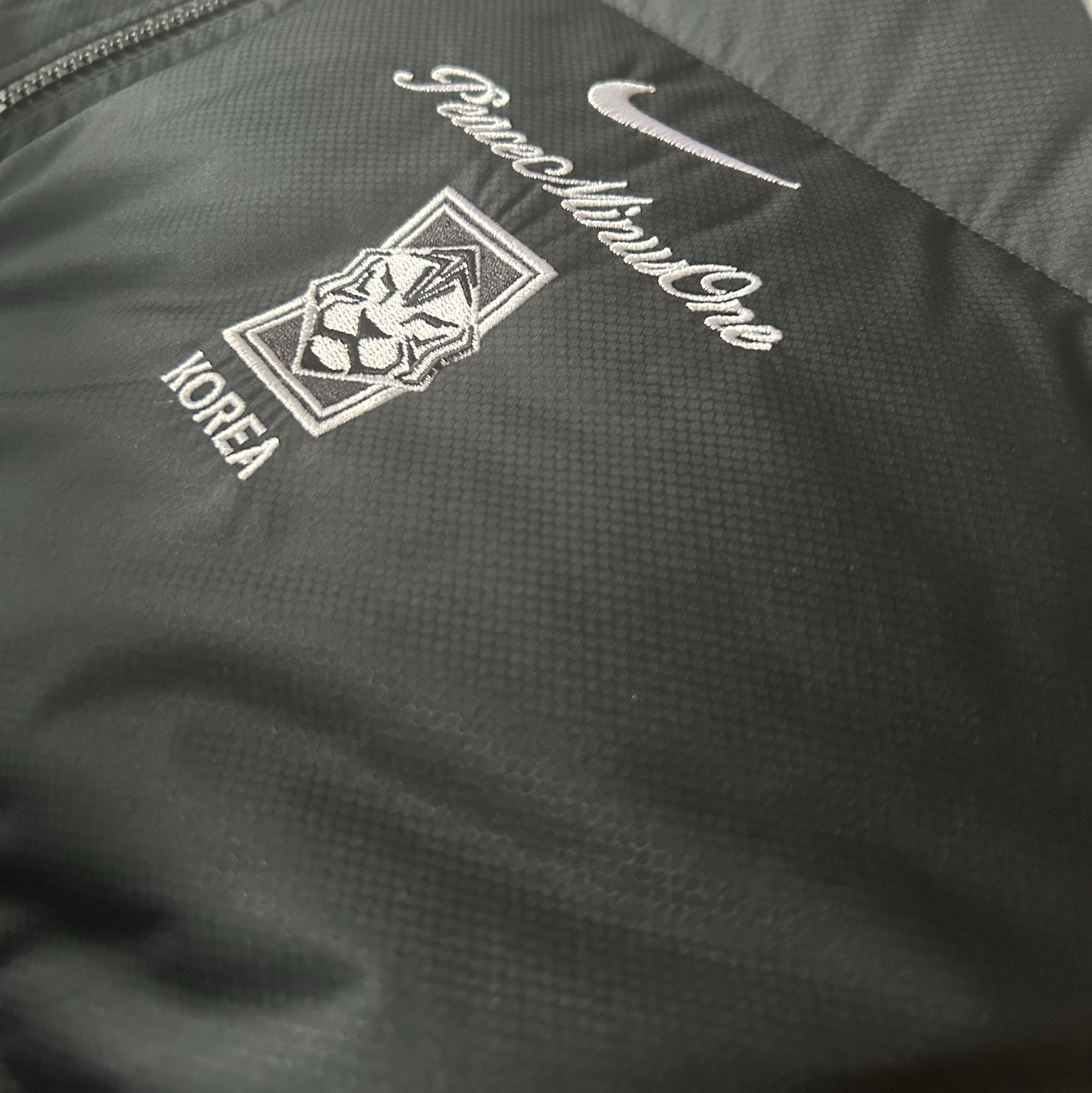 Nike x Peaceminusone Korea Puffer Jacket Black (IM3224-010), Supreme Oval Tray Red - 26SS 착용 스타일 - 3