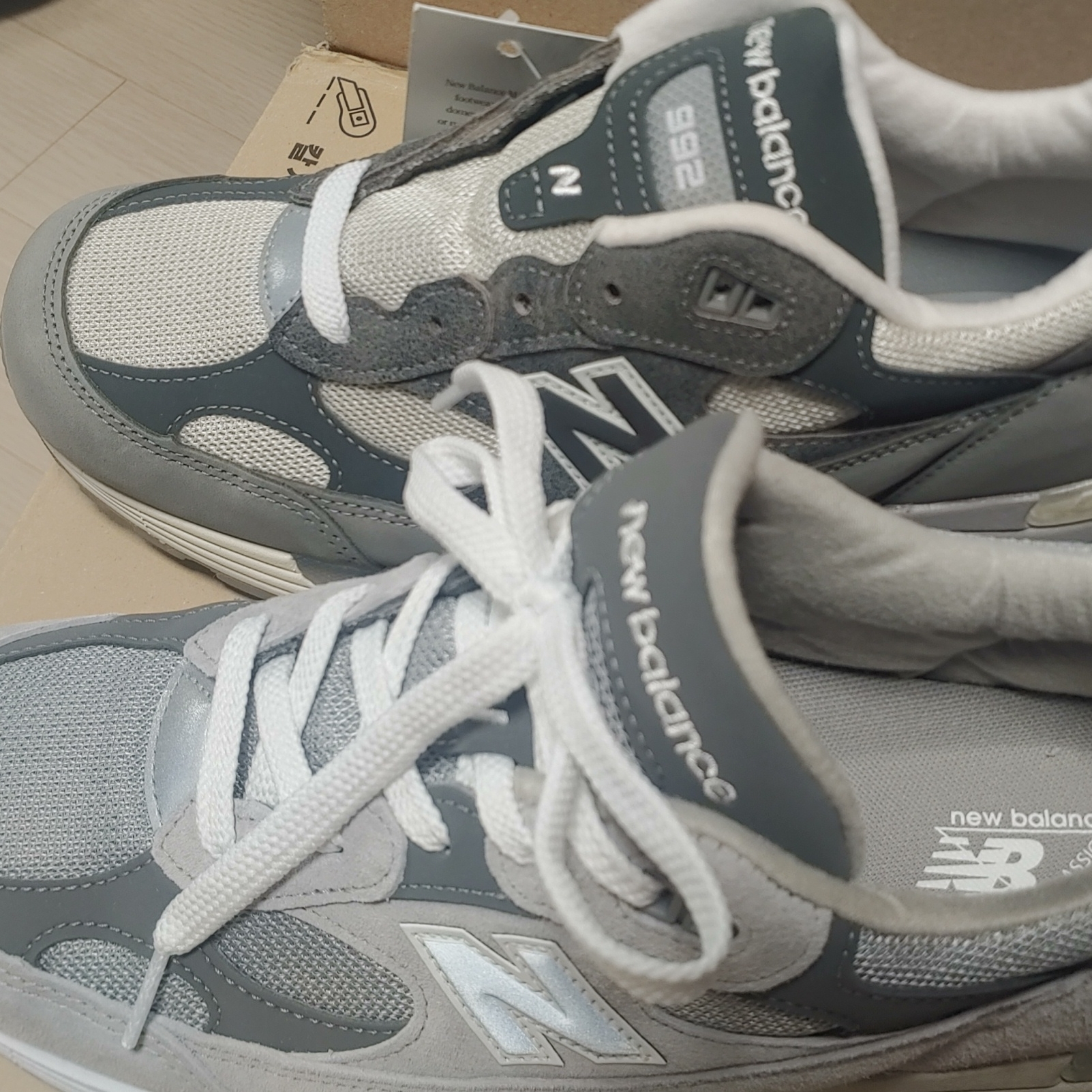New Balance 992 Made in USA Shadow Grey, New Balance 992 Made in USA Core Grey Silver Metallic 착용 스타일 - 1