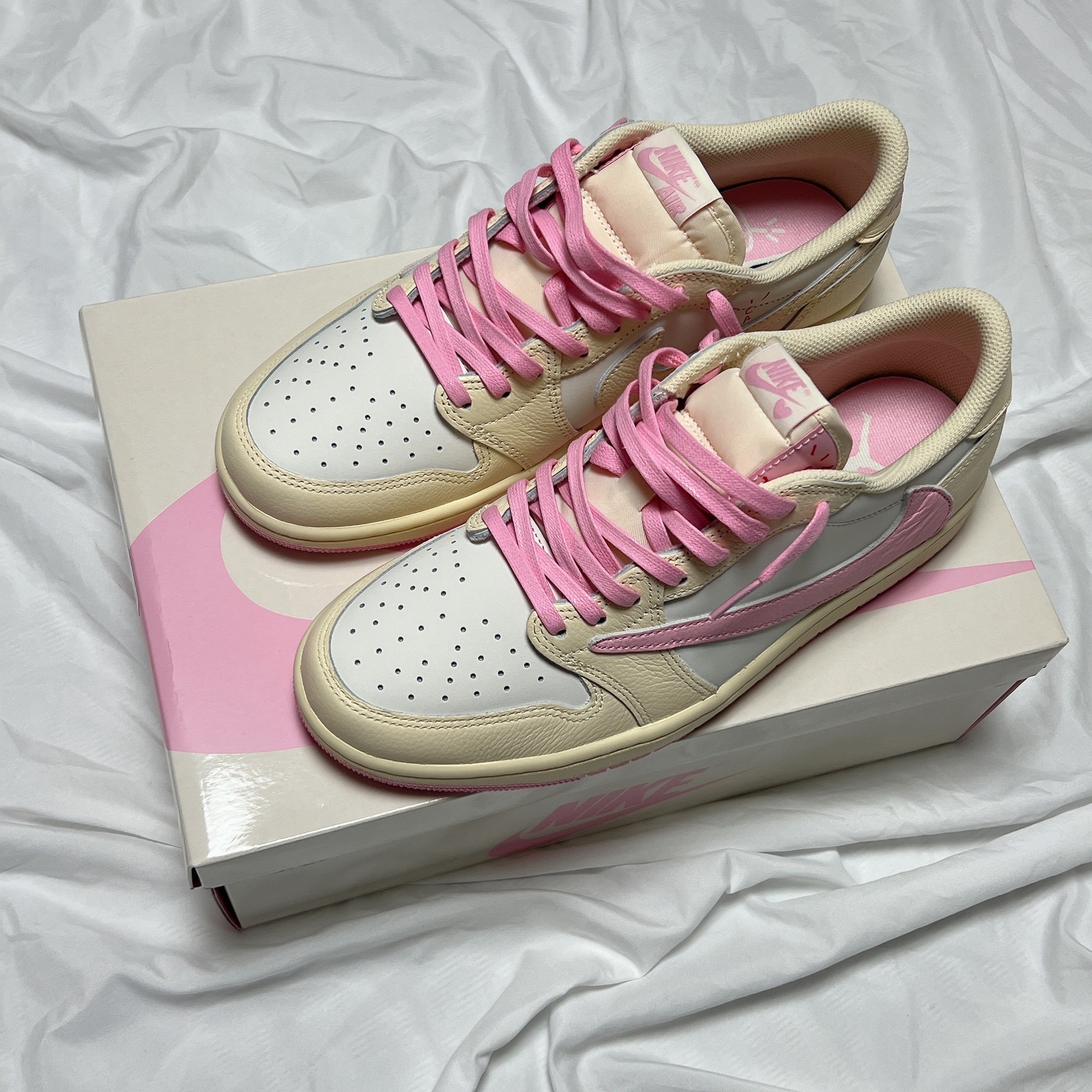 Jordan 1 x Travis Scott Retro Low OG SP Muslin Shy Pink 착용 스타일 - 2