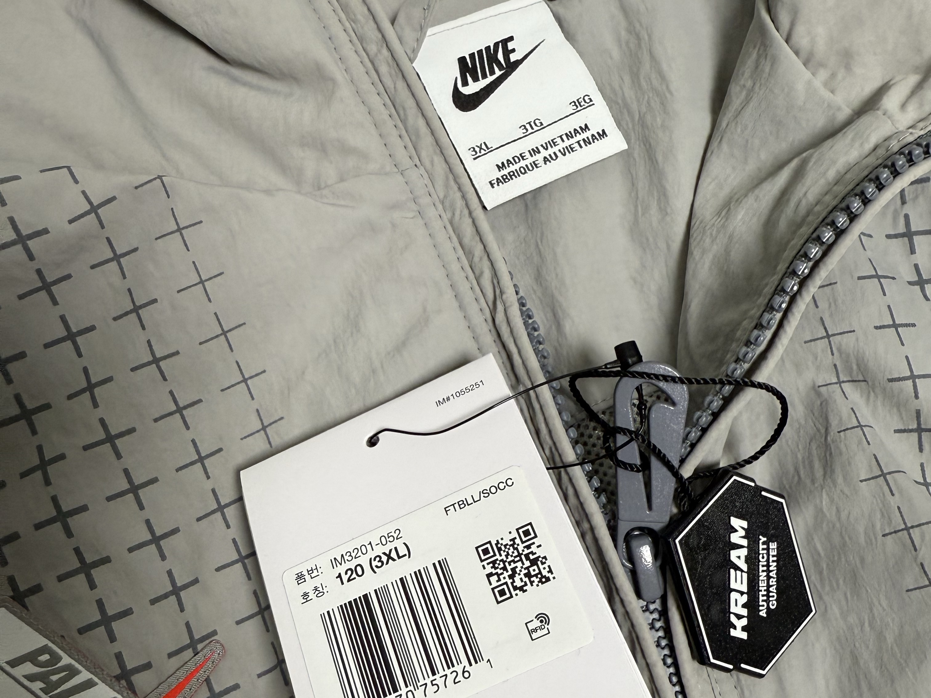 Palace x Nike England Track Jacket Pewter Grey Cool Grey 착용 스타일 - 10