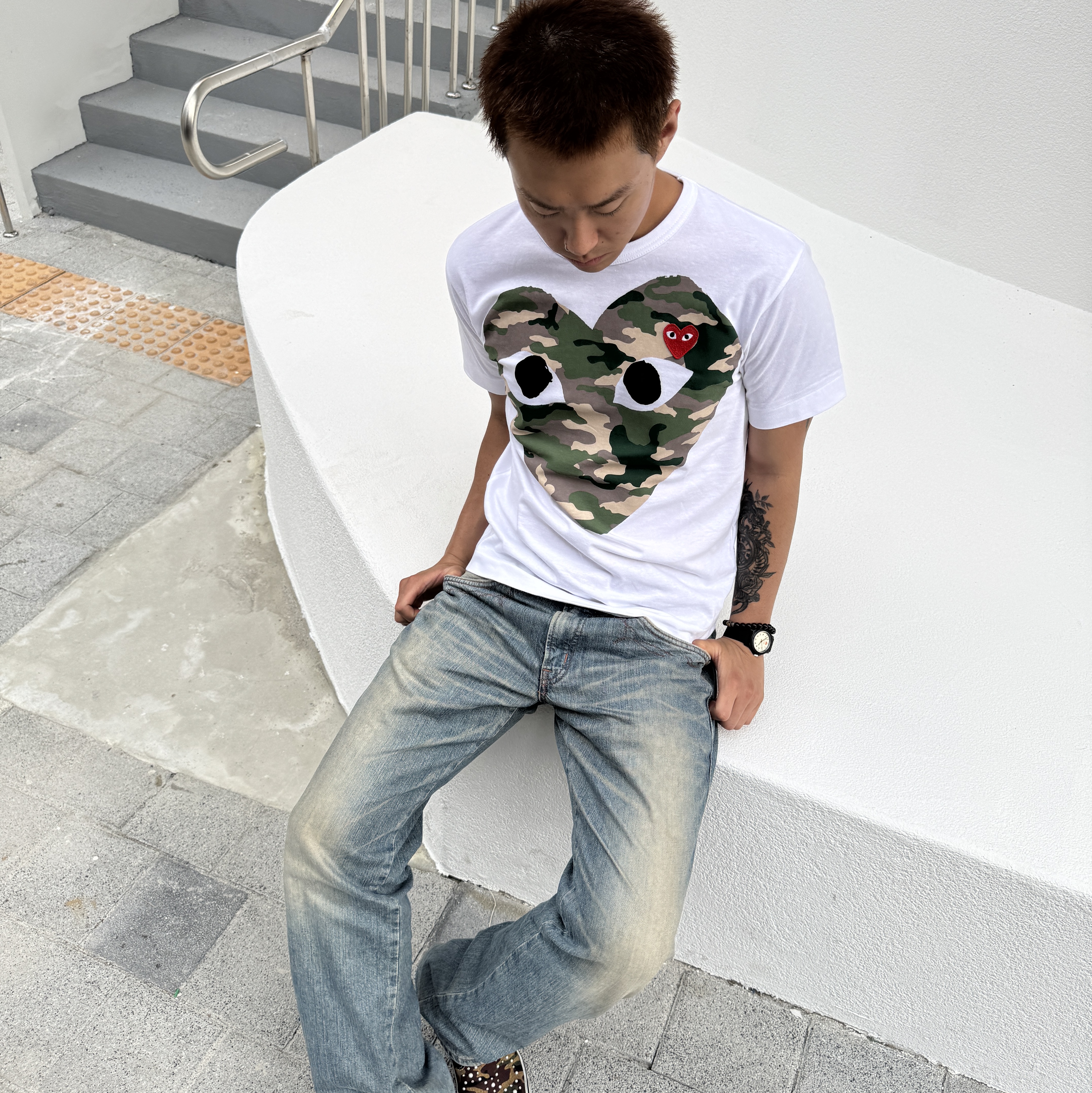 Play Comme des Garcons Camouflage Heart T-Shirt White, Vans LX Classic Slip-On 98 Pearlized Camo Black 착용 스타일 - 4
