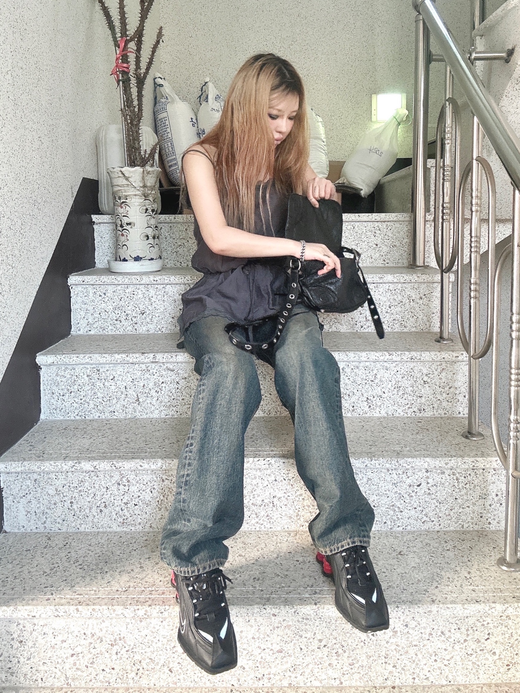 Balenciaga Le Cagole XS Flap Bag DIY Metalin Black, Nike x Martine Rose Shox MR4 Black 착용 스타일