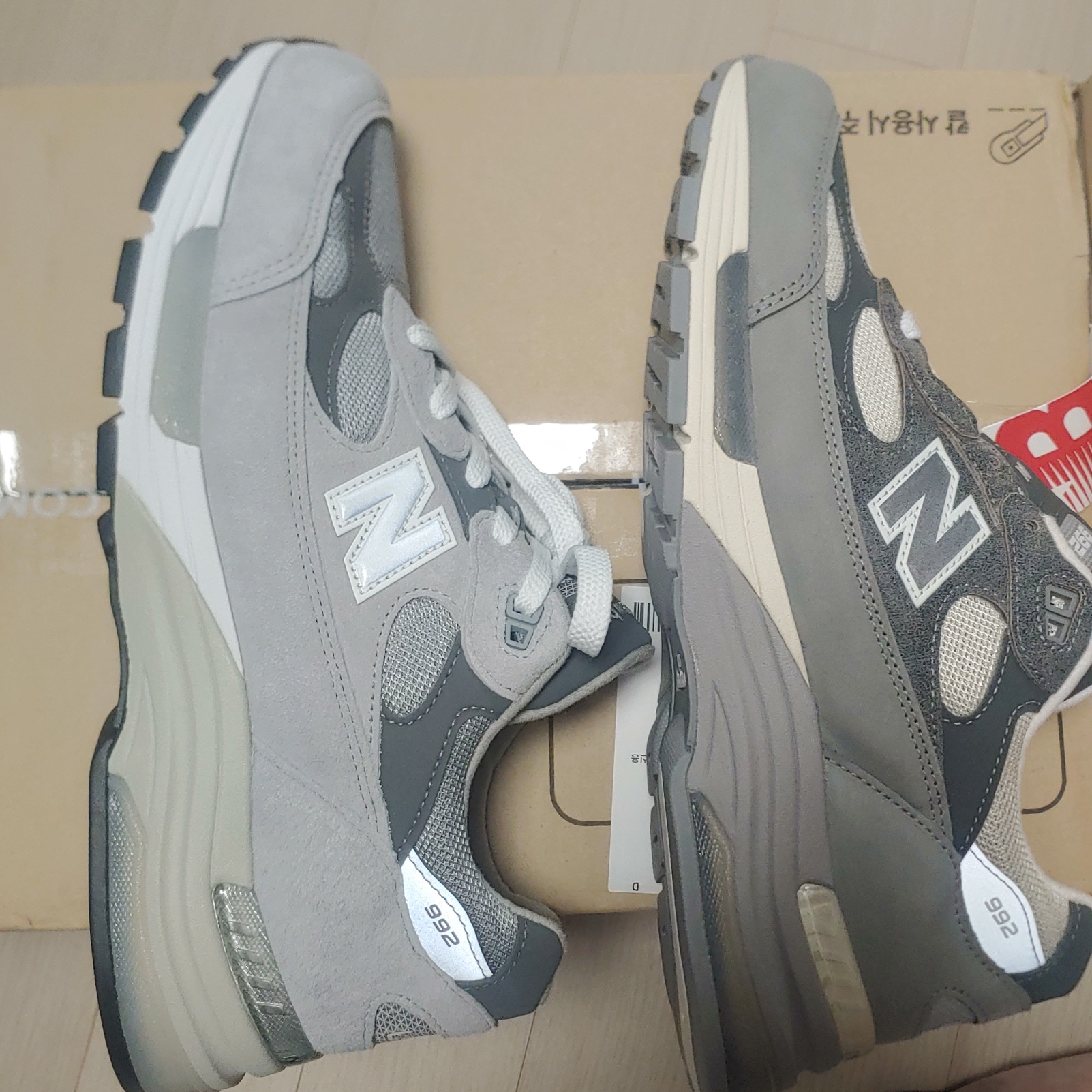 New Balance 992 Made in USA Shadow Grey, New Balance 992 Made in USA Core Grey Silver Metallic 착용 스타일 - 3