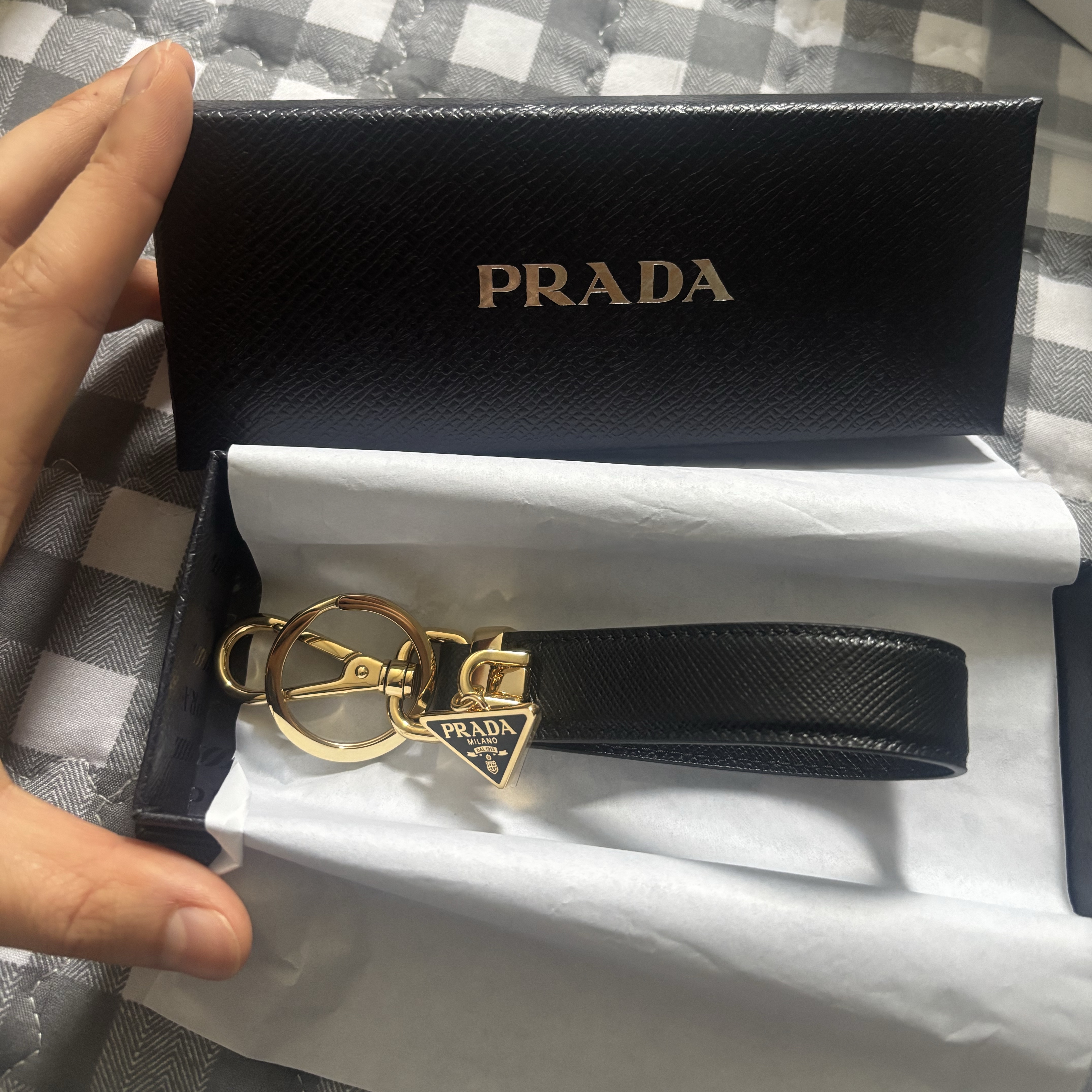 Prada Enameled Metal Triangle Saffiano Leather Logo Keychain Black 착용 스타일