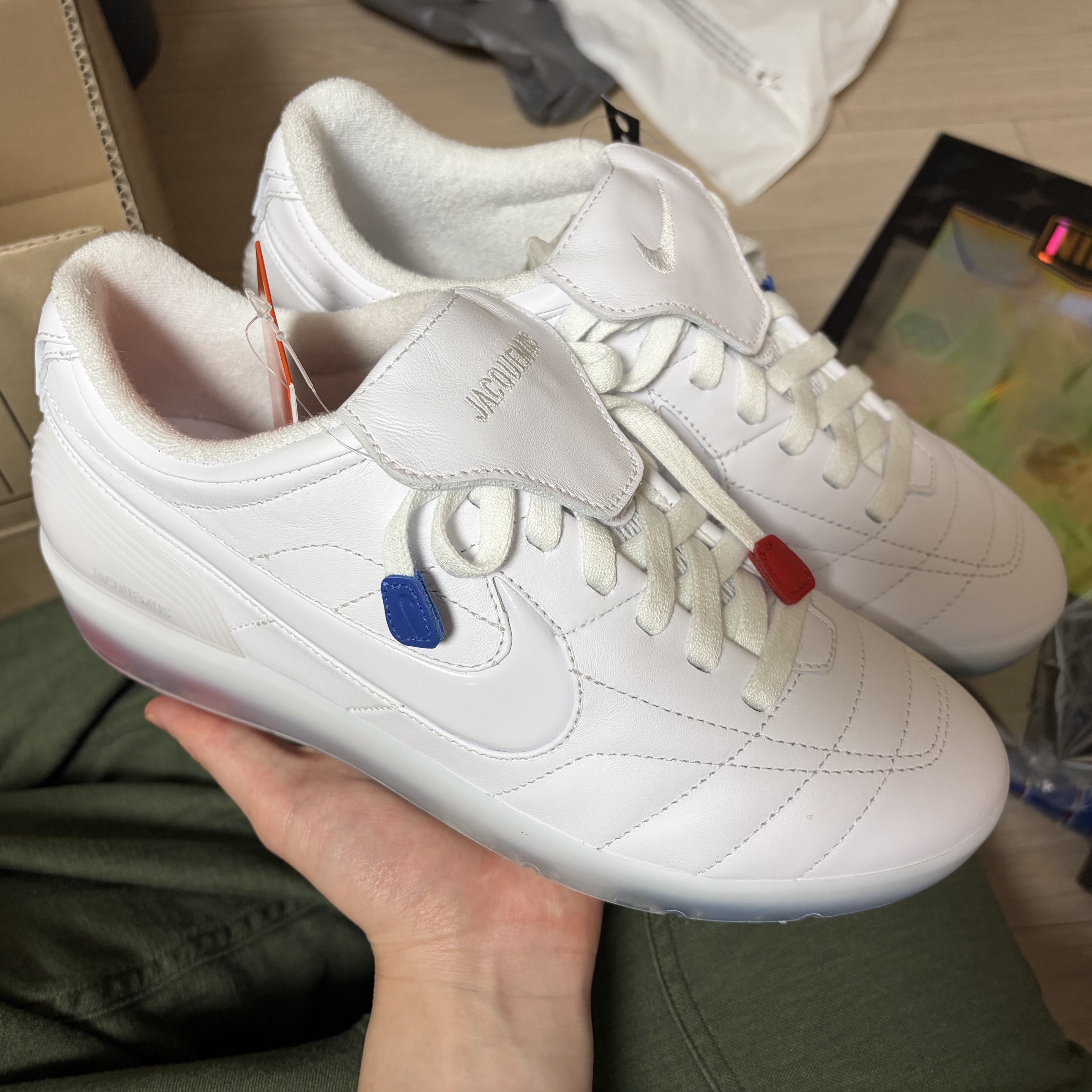 Nike x Jacquemus Cryoshot Tiempo R10 White and Sport Royal 착용 스타일