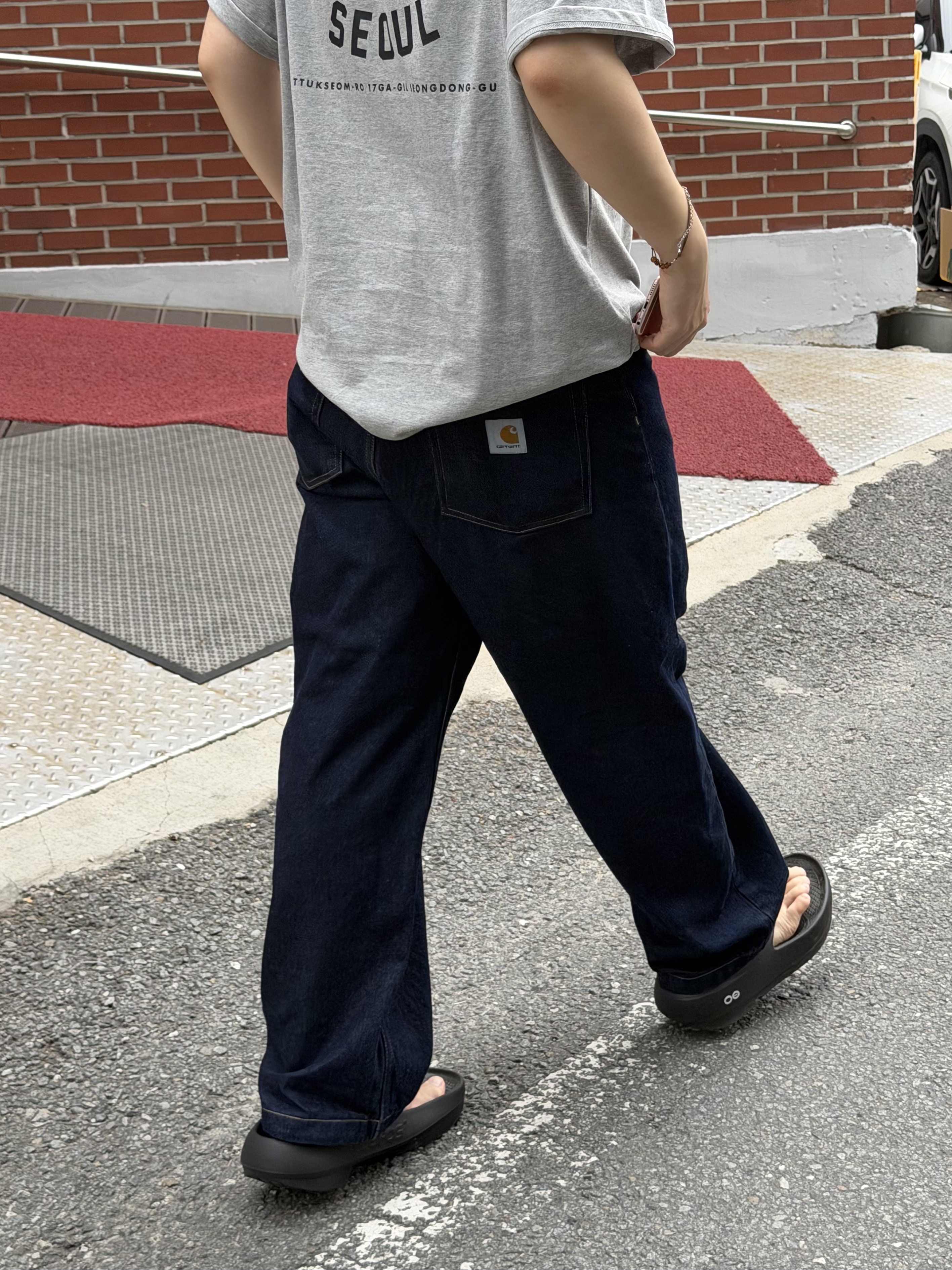 [10% 적립] OOFOS OOriginal + Black Unisex Flip-Flops 착용 스타일 - 2