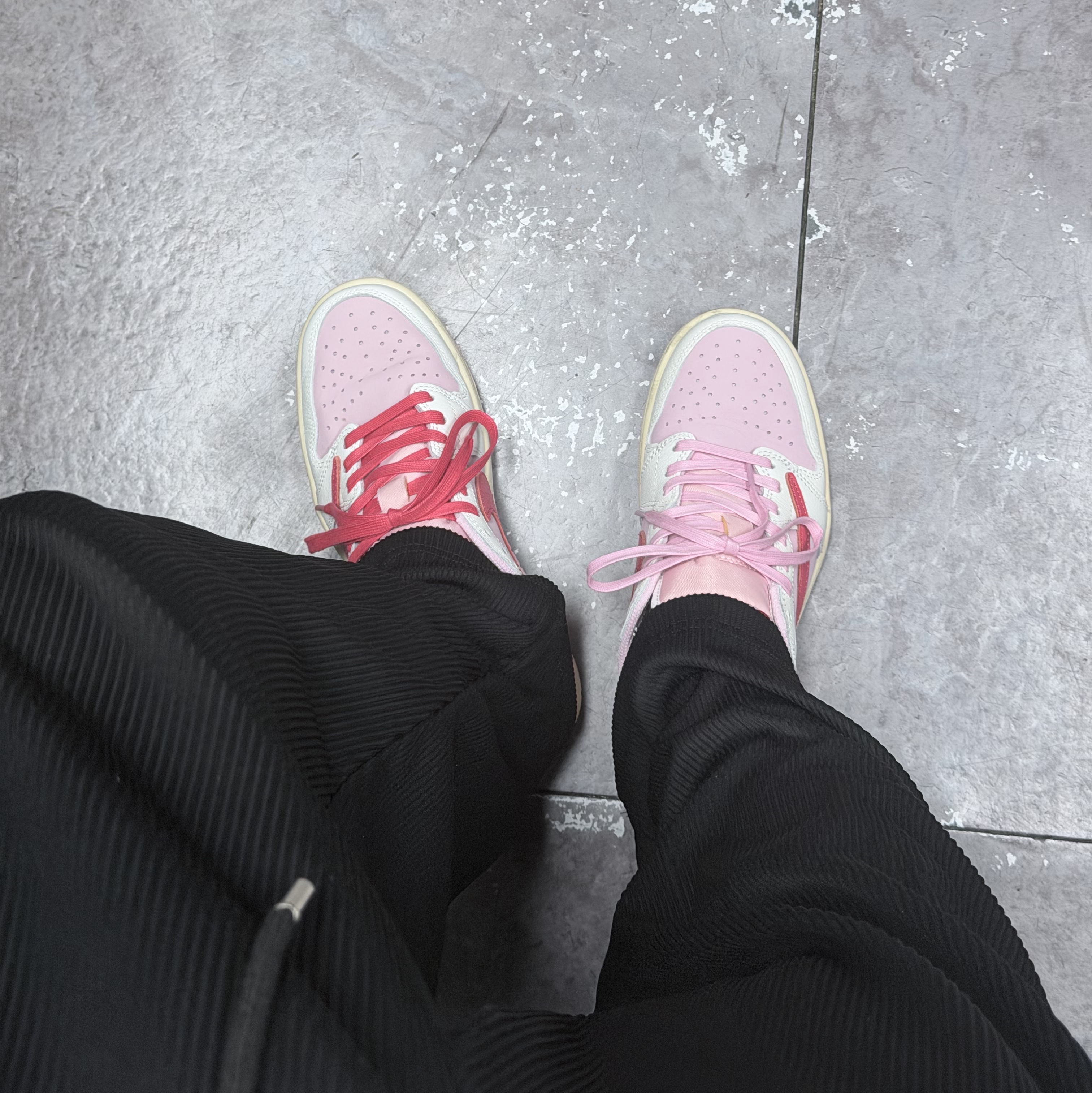 Jordan 1 x Travis Scott Retro Low OG SP Sail Tropical Pink 착용 스타일