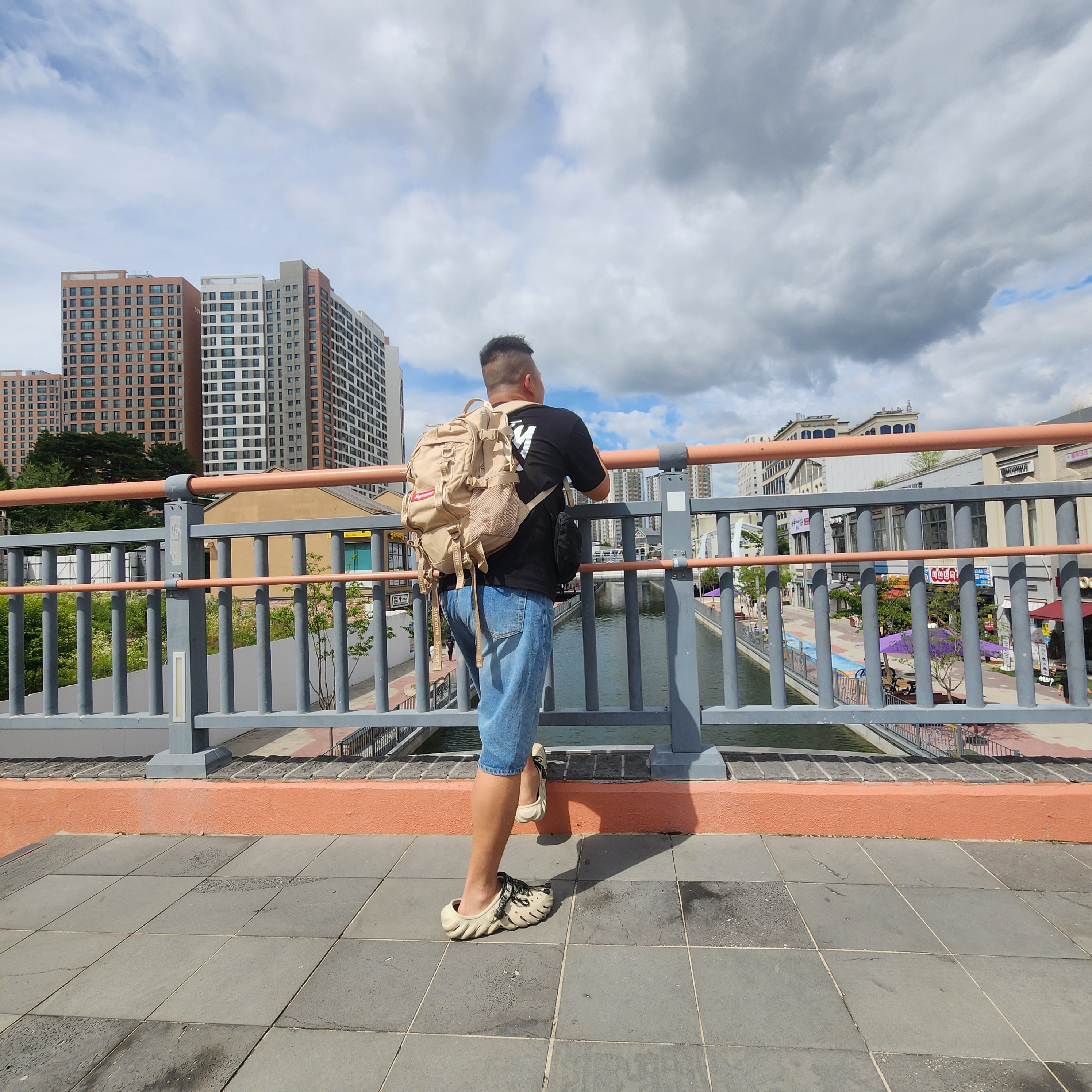 Supreme Backpack Tan - 26SS 착용 스타일 - 2