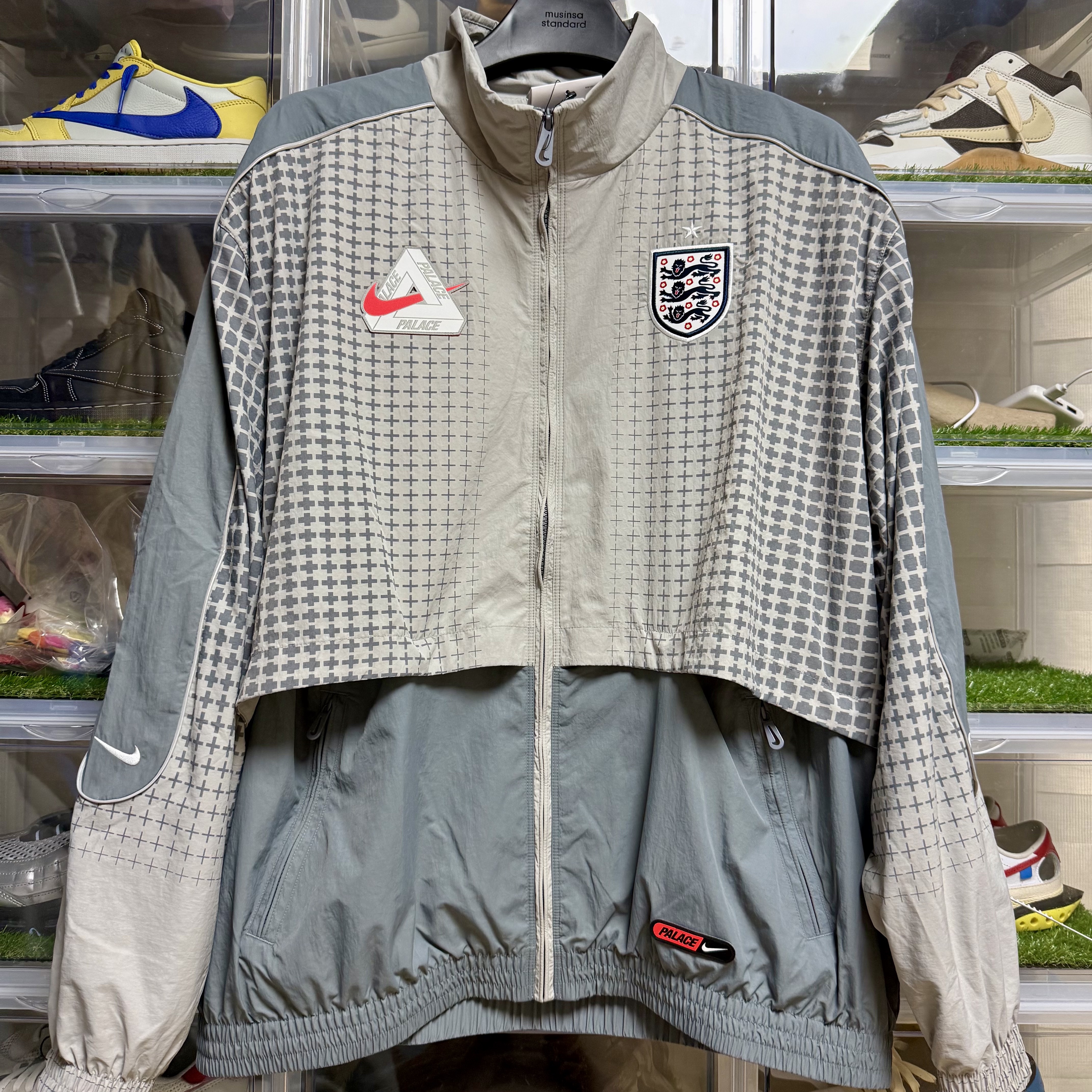 Palace x Nike England Track Jacket Pewter Grey Cool Grey 착용 스타일 - 1