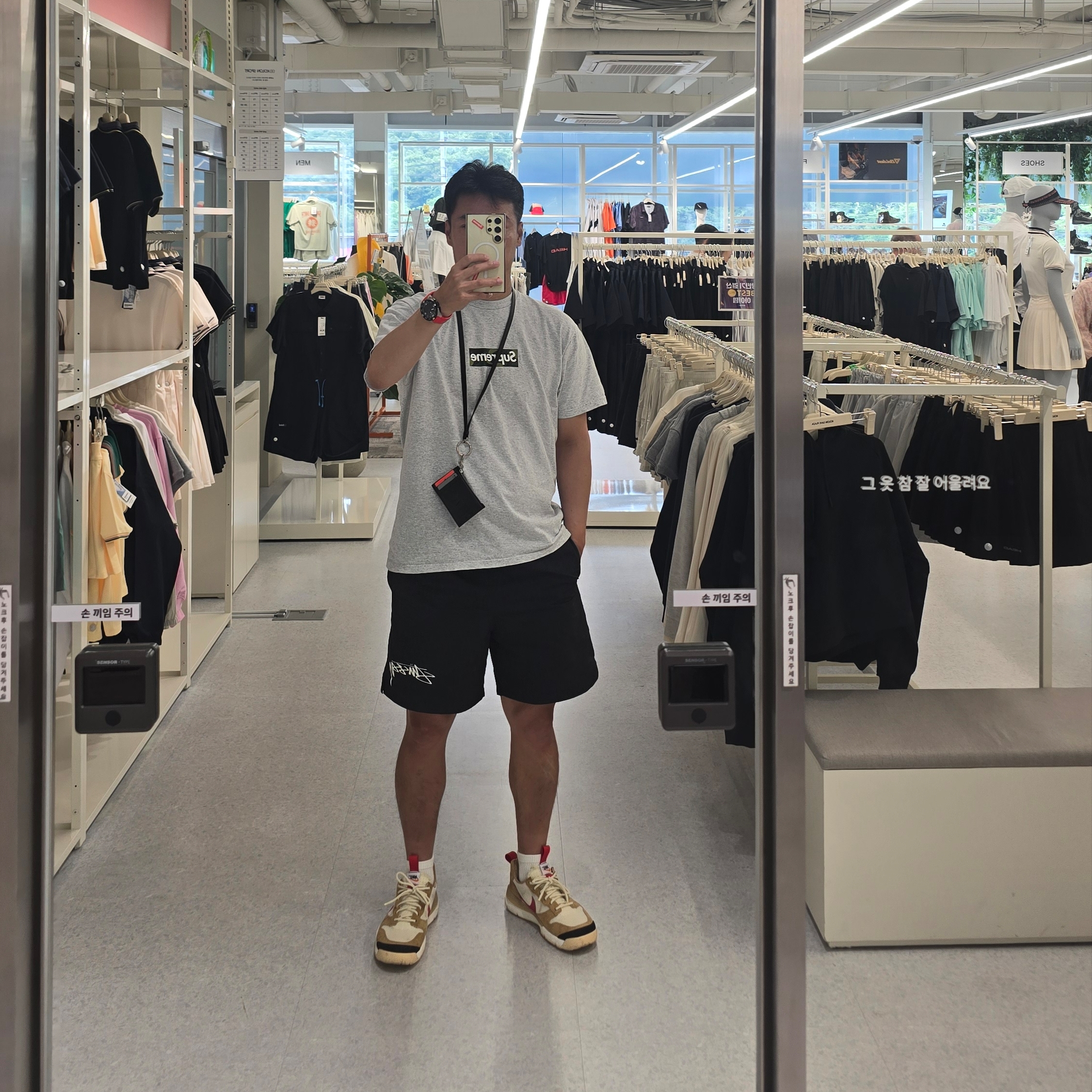 Supreme Box Logo T-Shirt Ash Grey - 23FW, Supreme Leather Zip Card Holder Black 착용 스타일