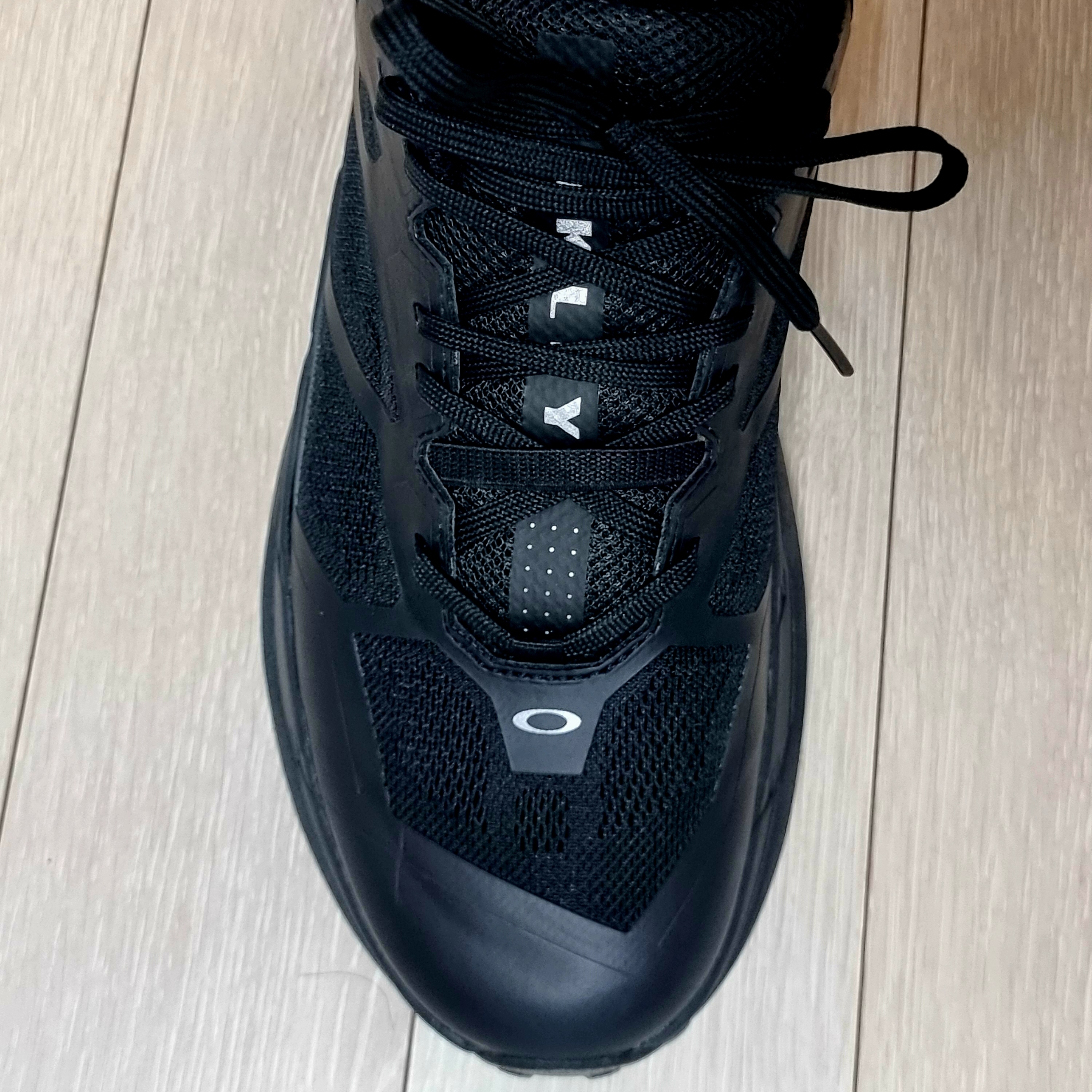 Oakley Light Breathe Triple Black 착용 스타일 - 3