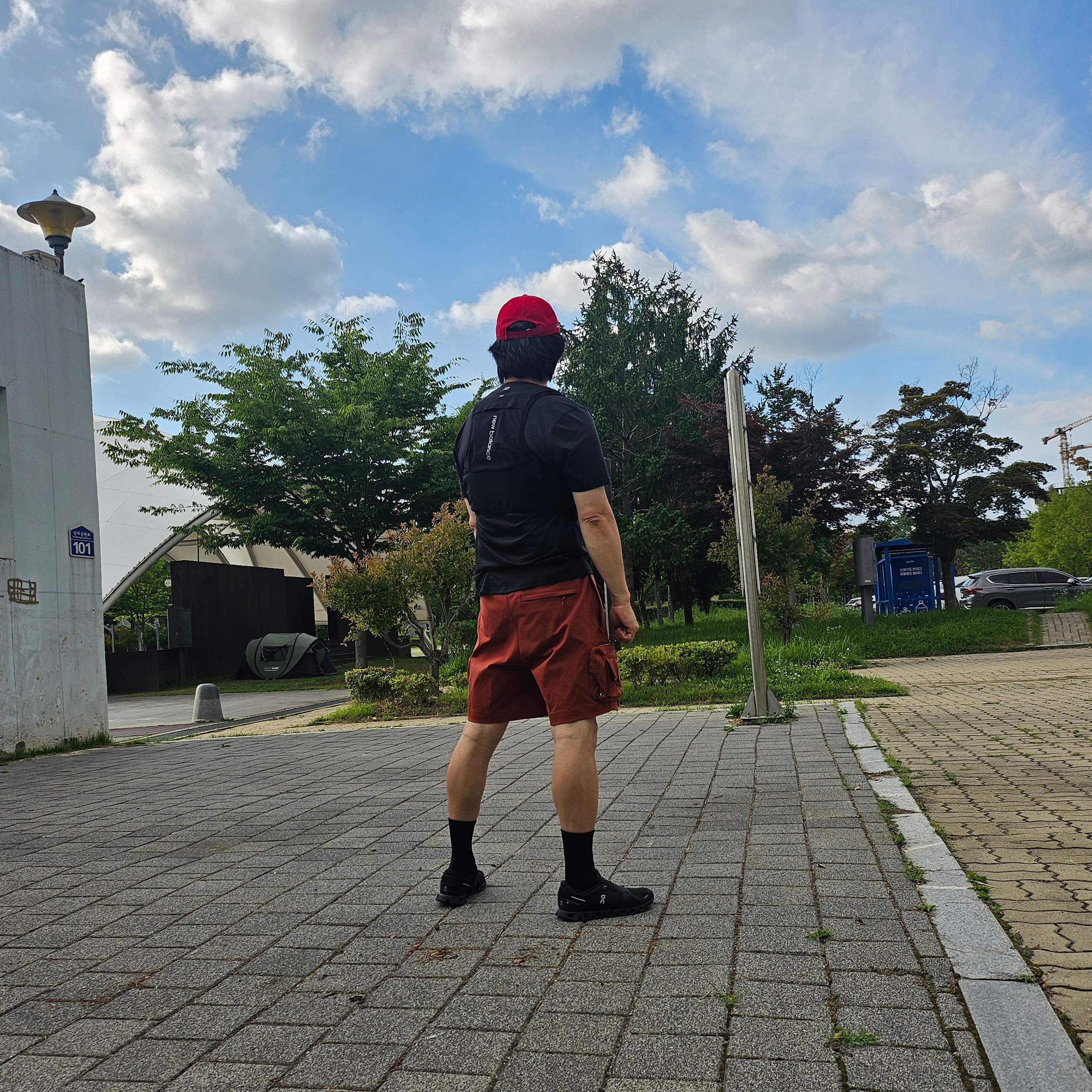 (W) On Running Cloud 5 All Black, Nike ACG Cargo Shorts Redstone - Asia 착용 스타일 - 3